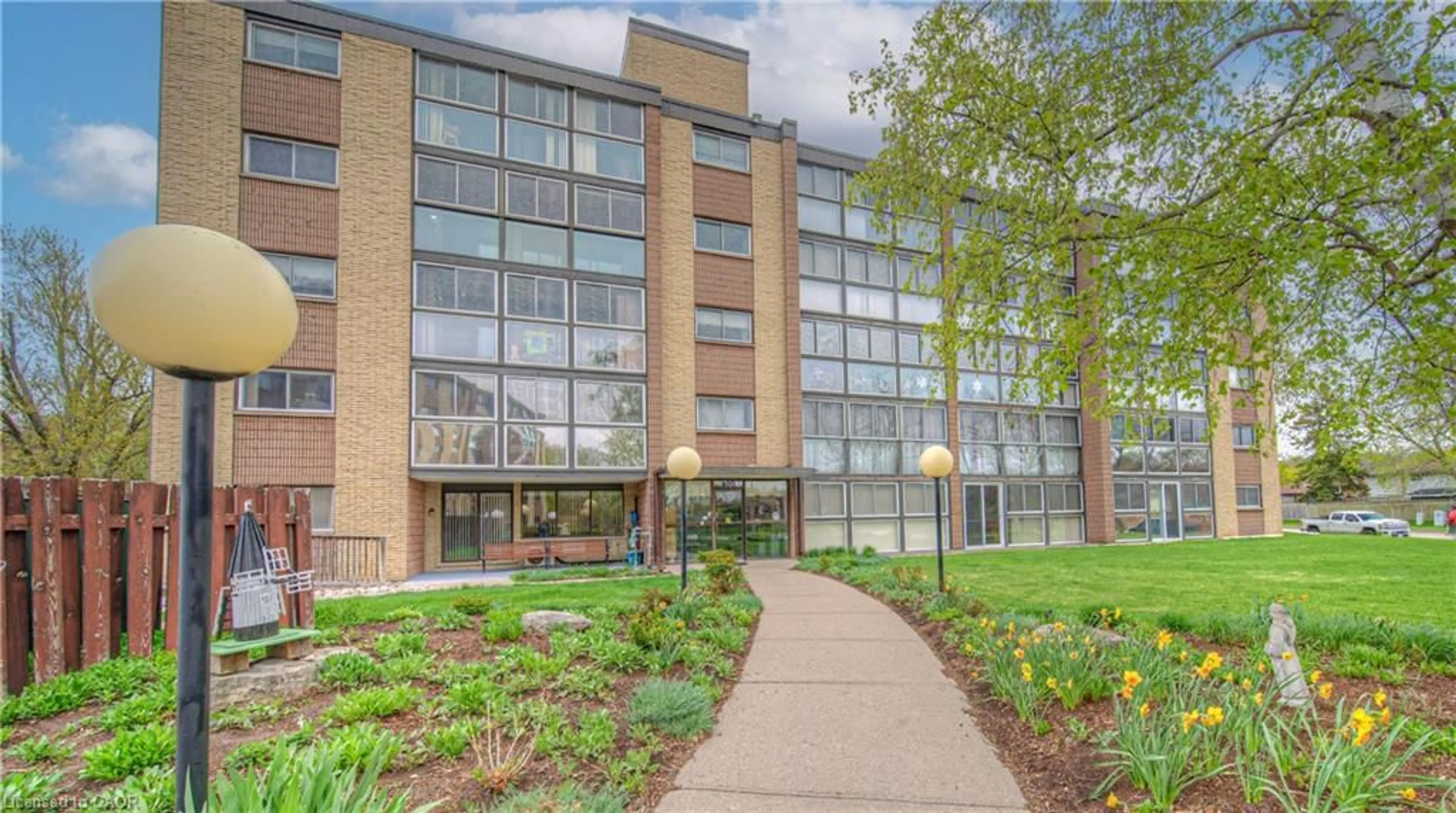 Indoor foyer for 400 Champlain Blvd #406, Cambridge Ontario N1R 7J6