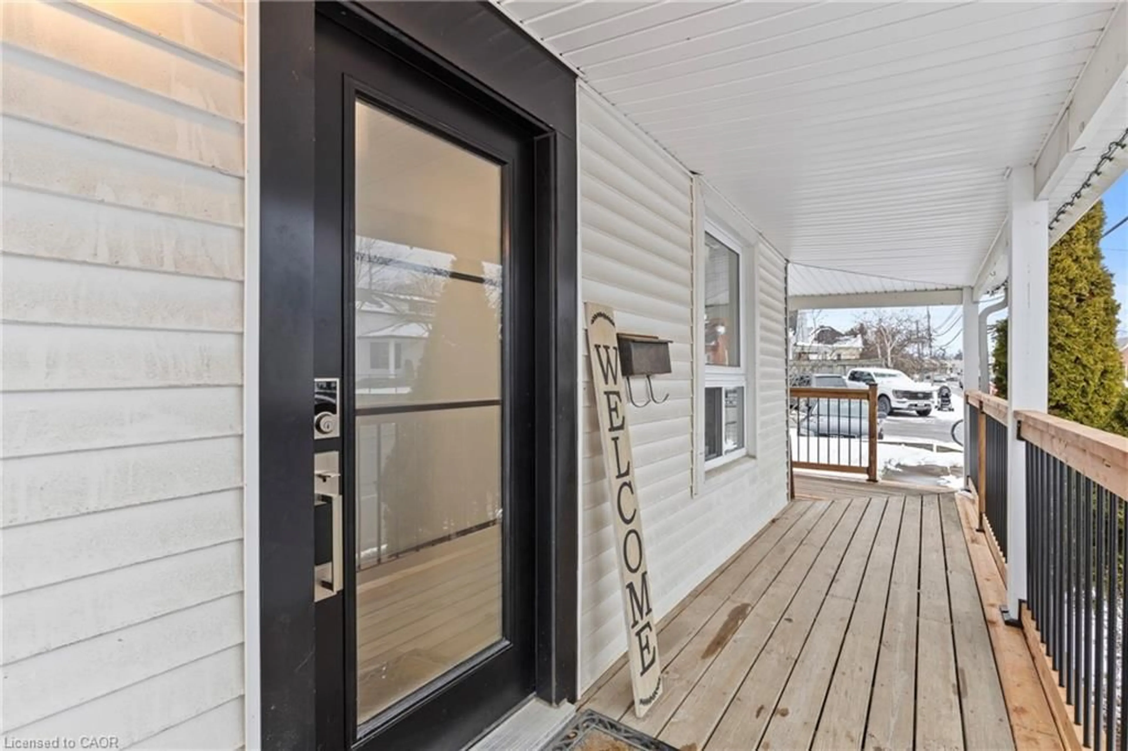 Indoor entryway for 160 St Catharines St, Smithville Ontario L0R 2A0