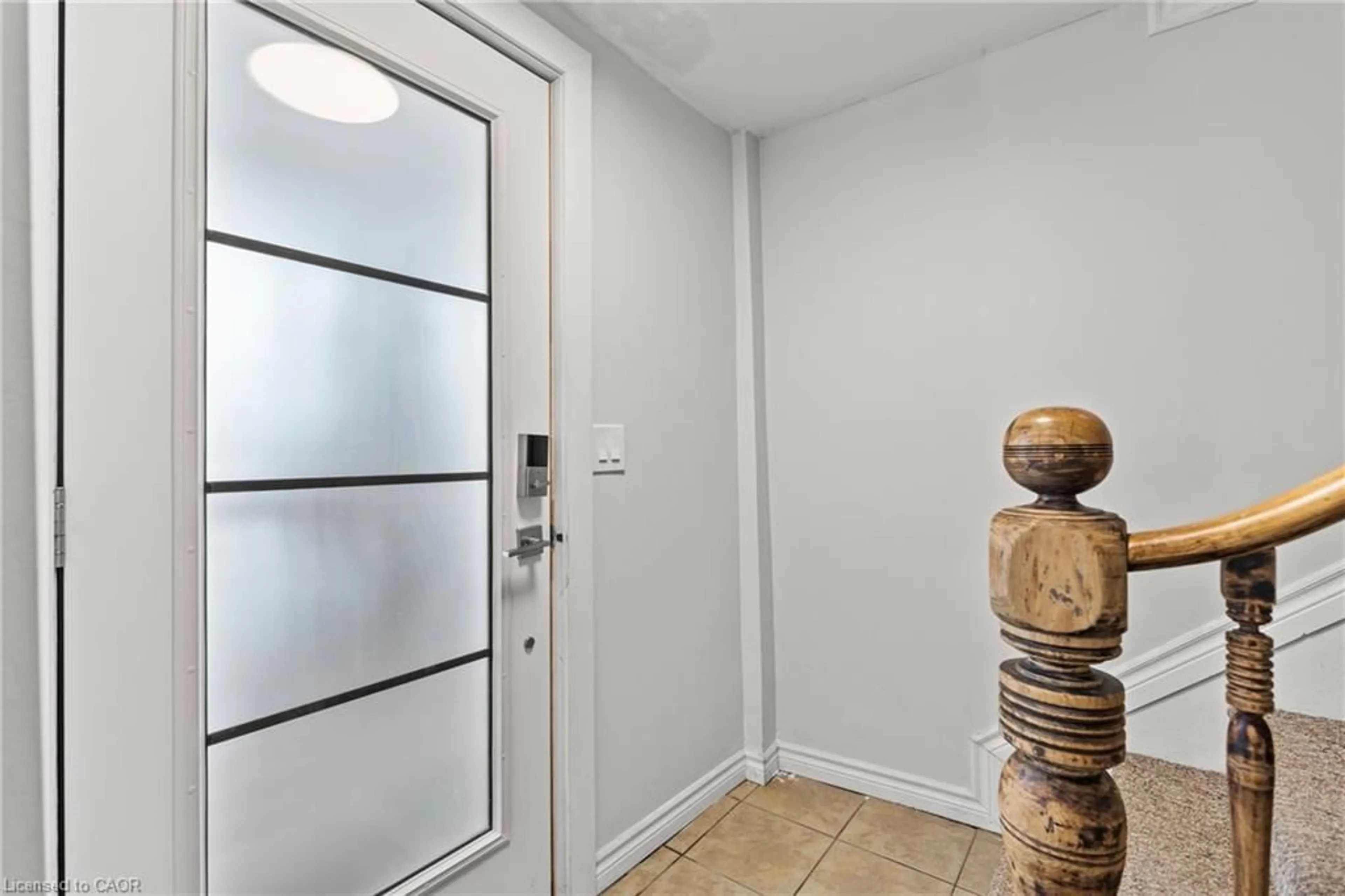 Indoor entryway for 160 St Catharines St, Smithville Ontario L0R 2A0