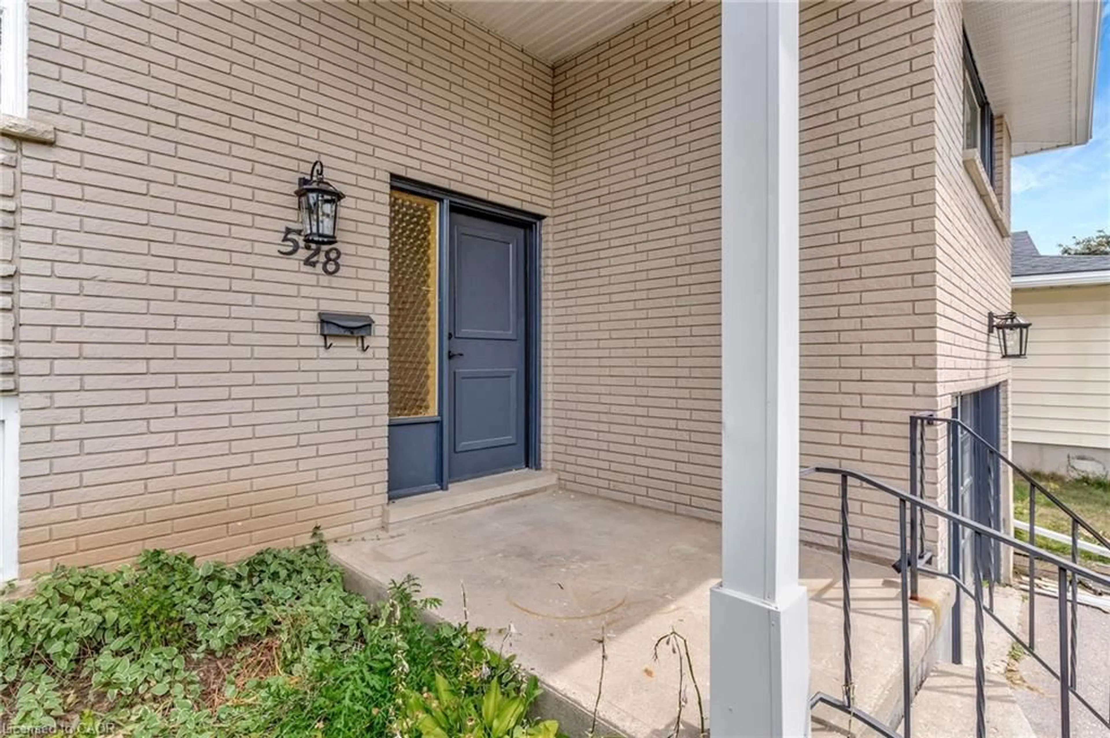 Indoor entryway for 528 Havelock Dr, Waterloo Ontario N2L 4N7