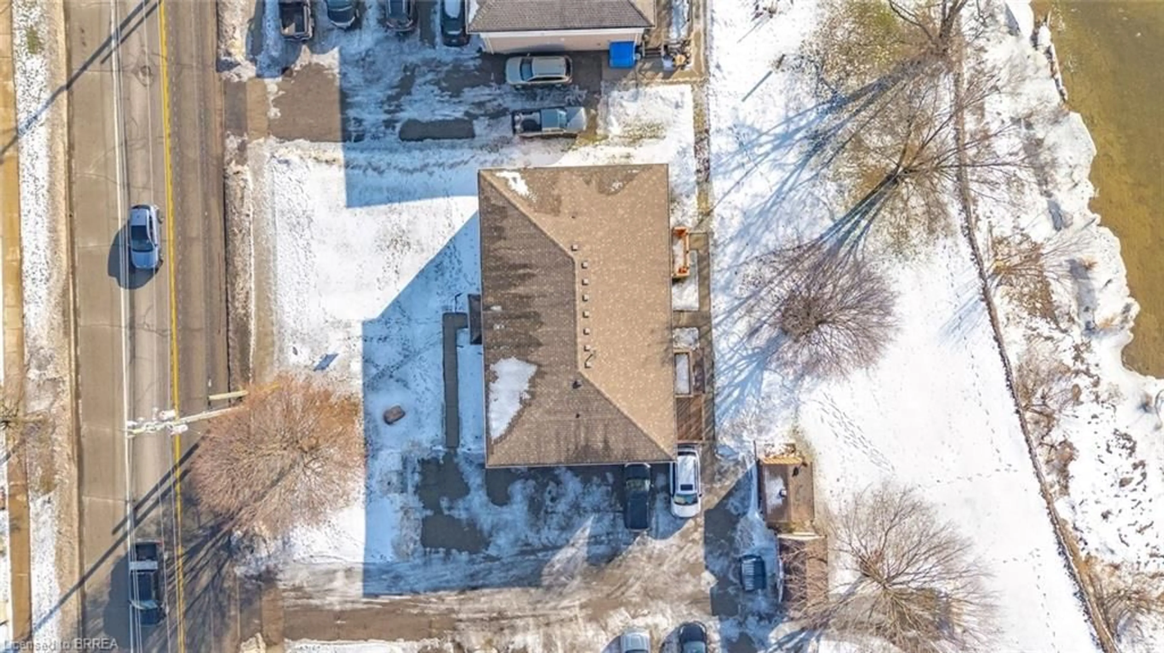 A pic from outside/outdoor area/front of a property/back of a property/a pic from drone, unknown for 58 Willow St, Paris Ontario N3L 2K5