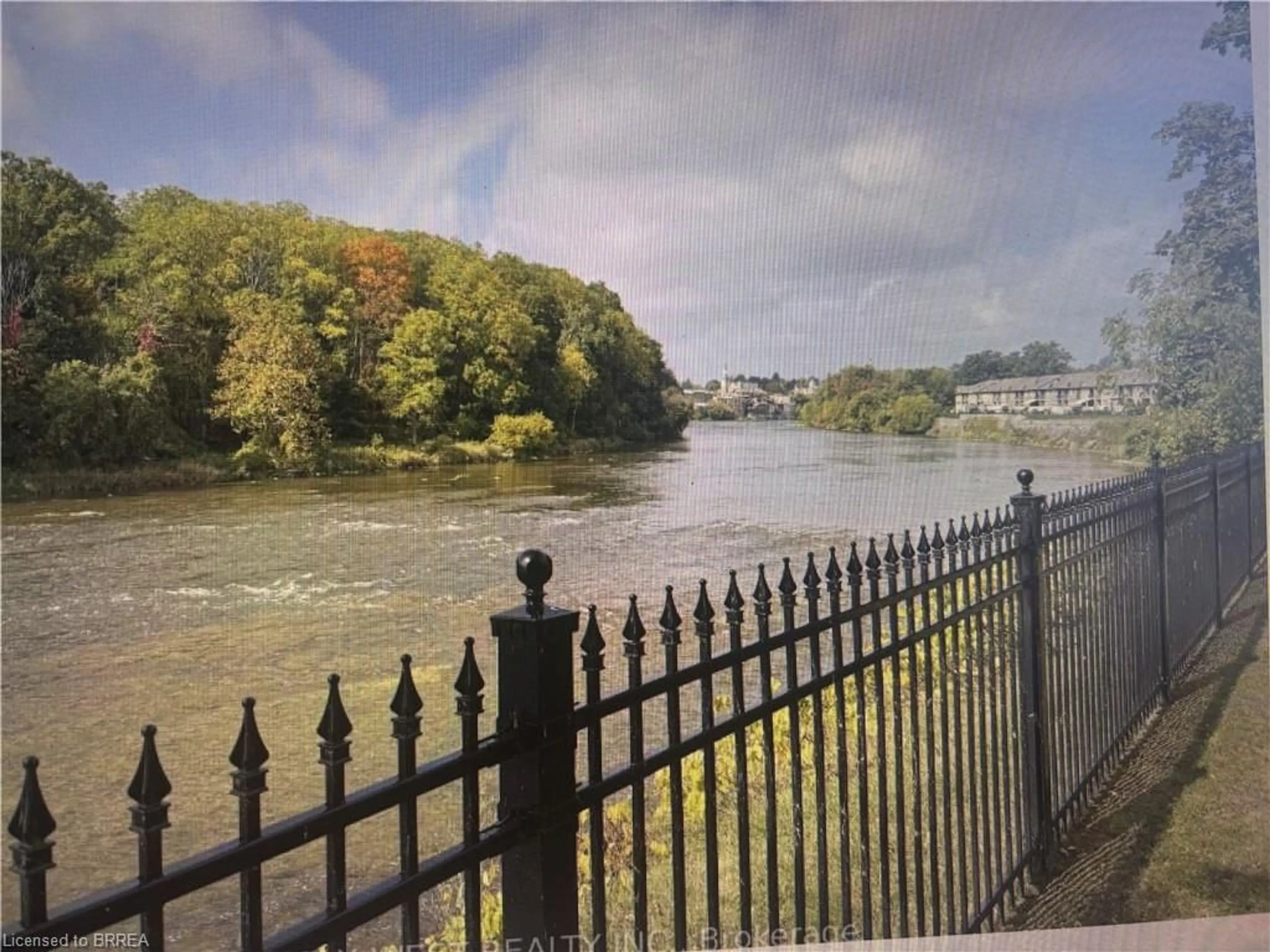 Blurry image for 36 Willow St, Paris Ontario N3L 2K6