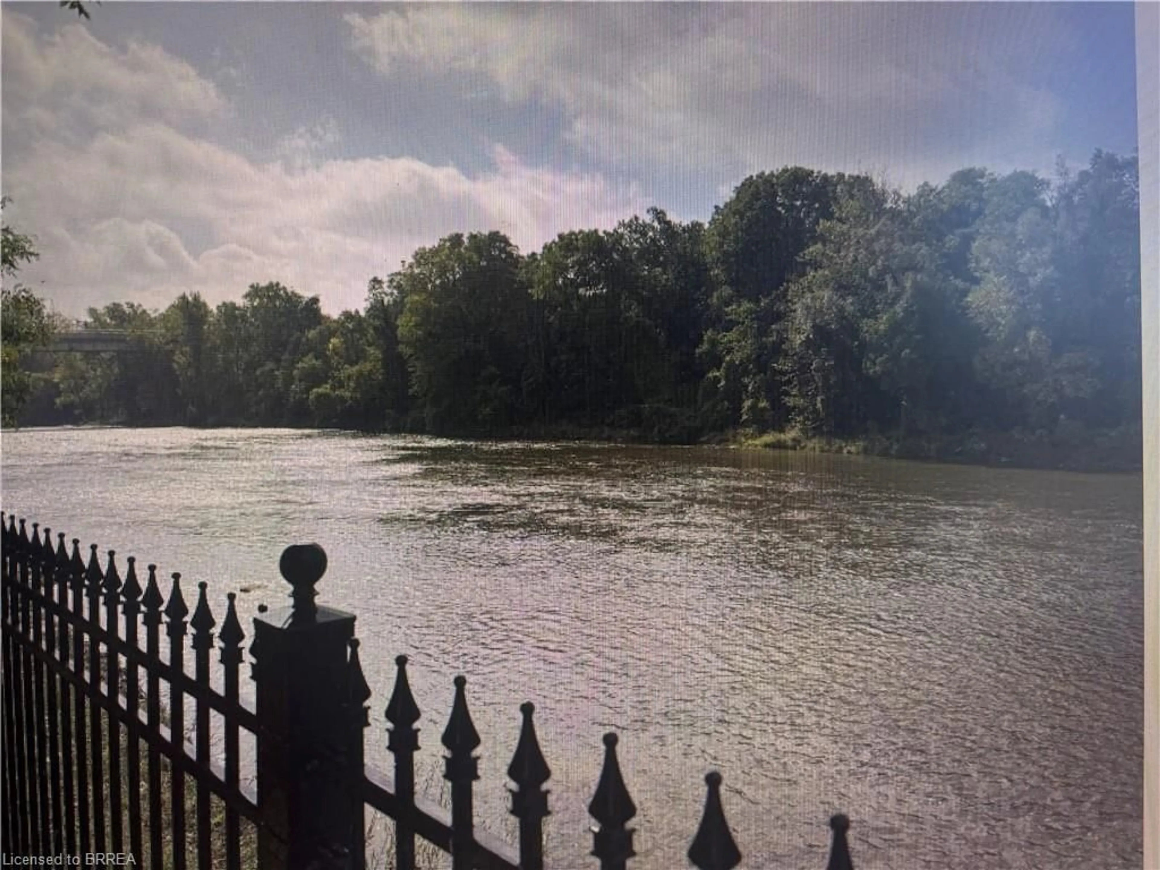 Blurry image for 36 Willow St, Paris Ontario N3L 2K6