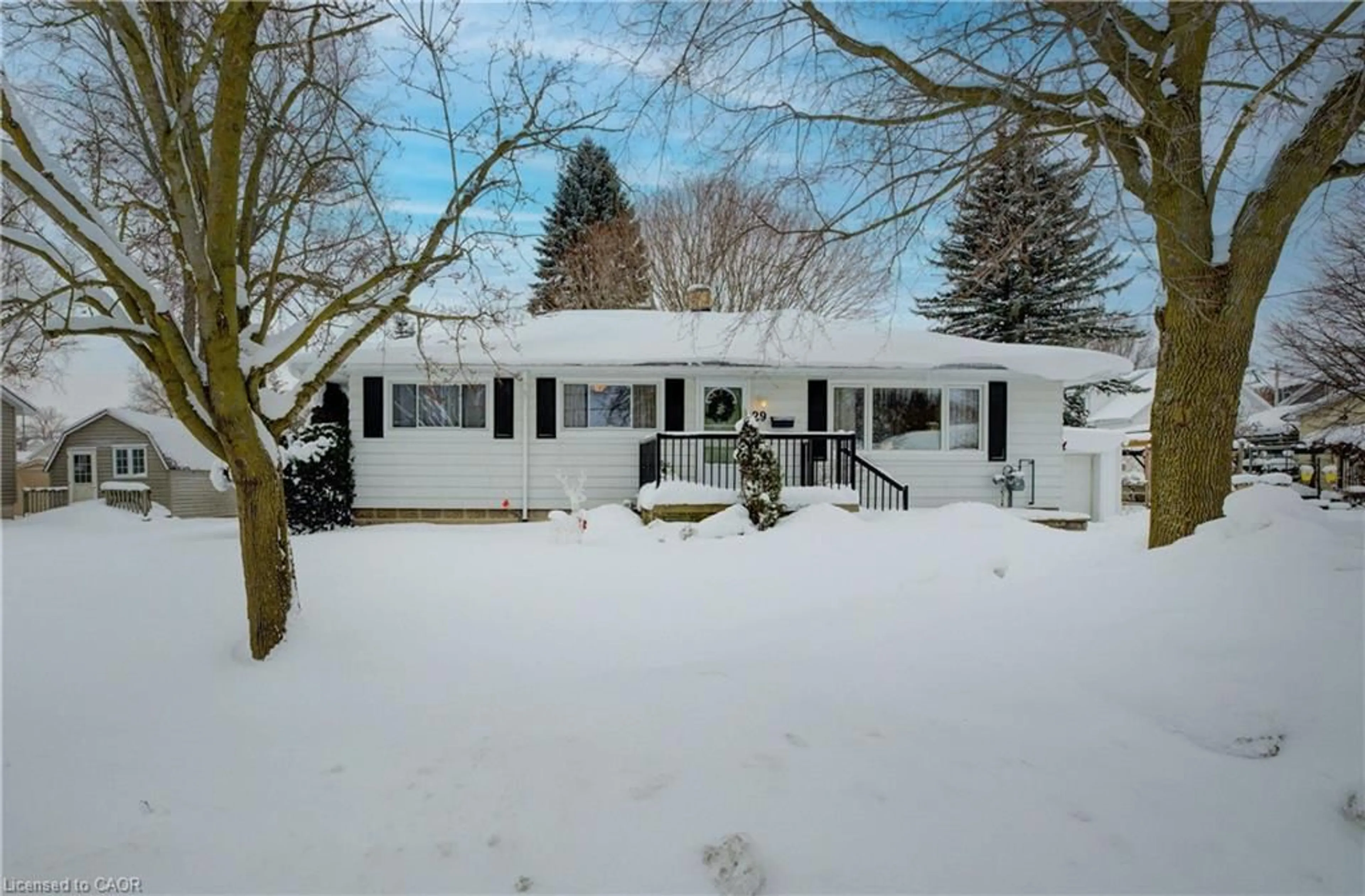 A pic from outside/outdoor area/front of a property/back of a property/a pic from drone, street for 29 King St, Harriston Ontario N0G 1Z0