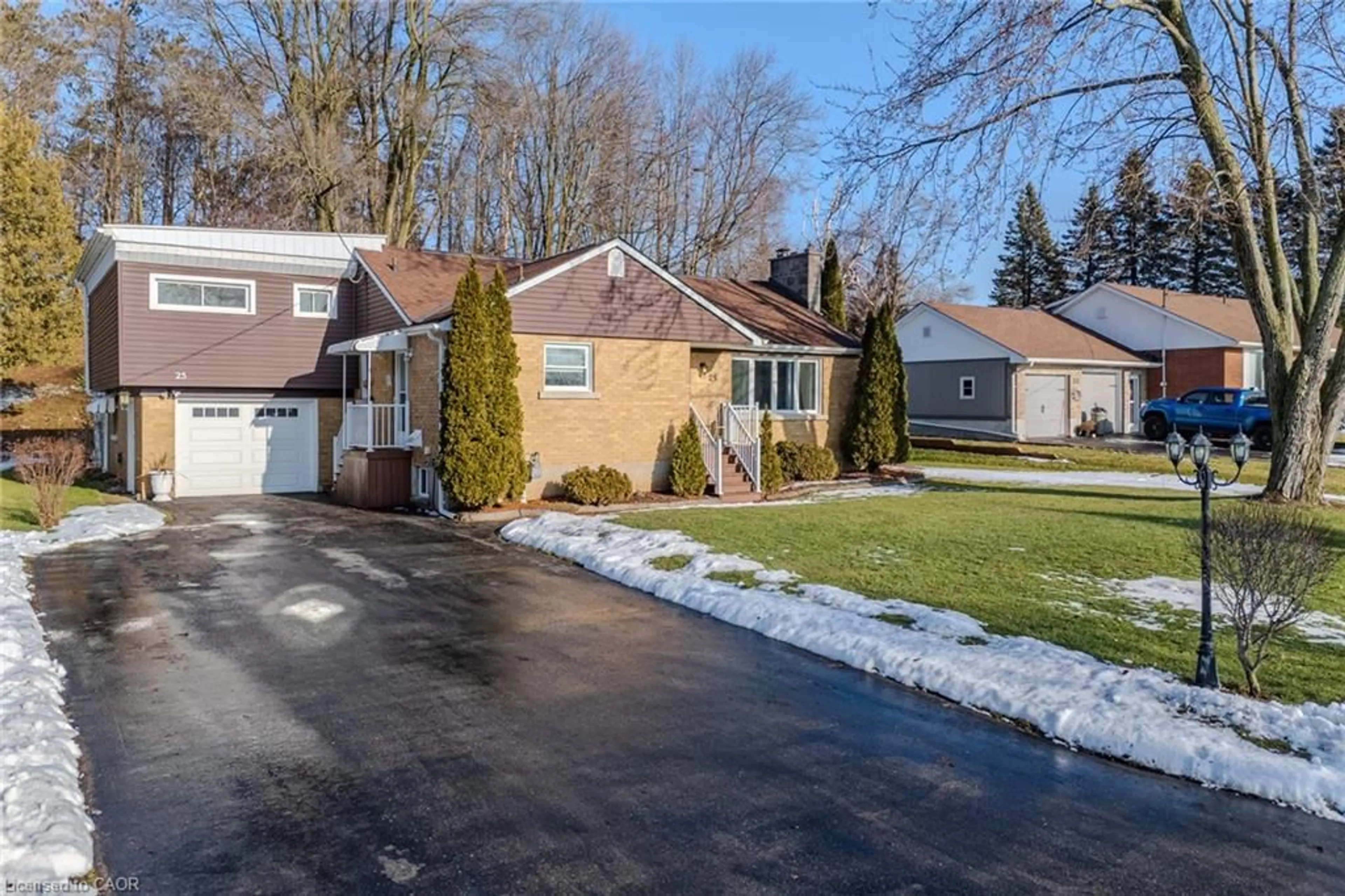 A pic from outside/outdoor area/front of a property/back of a property/a pic from drone, street for 25 Charlton Cres, Simcoe Ontario N3Y 1A8