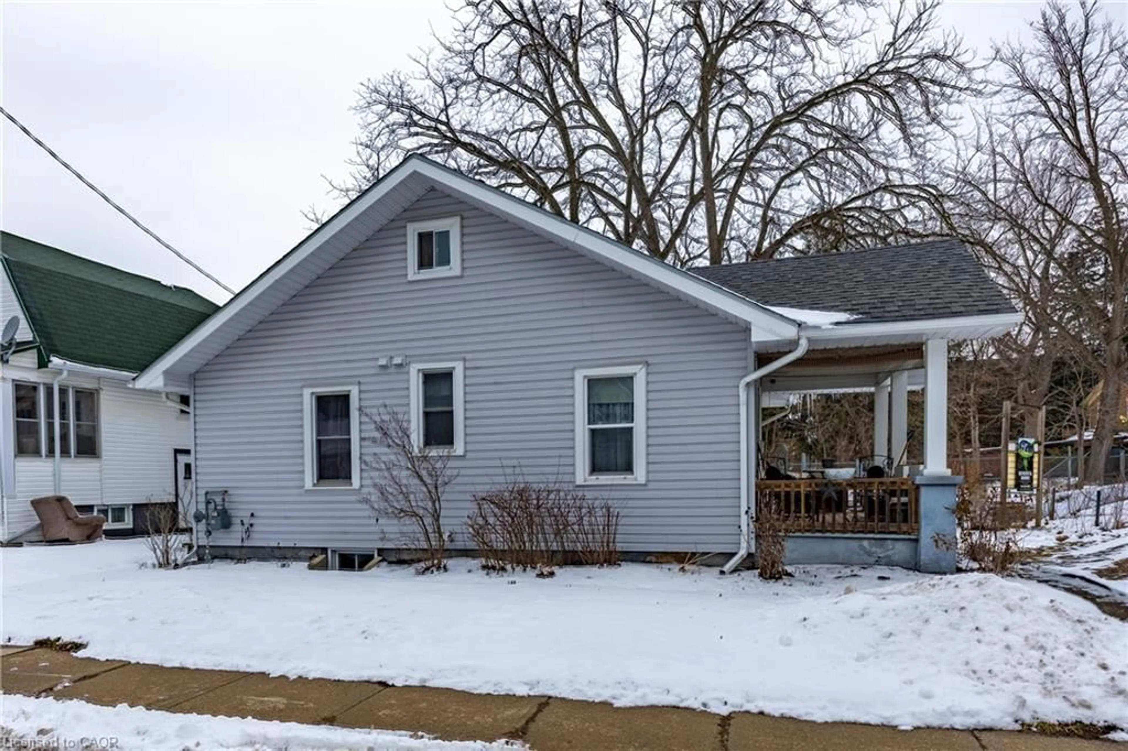 Home with vinyl exterior material, street for 17 James St, Simcoe Ontario N3Y 1E1