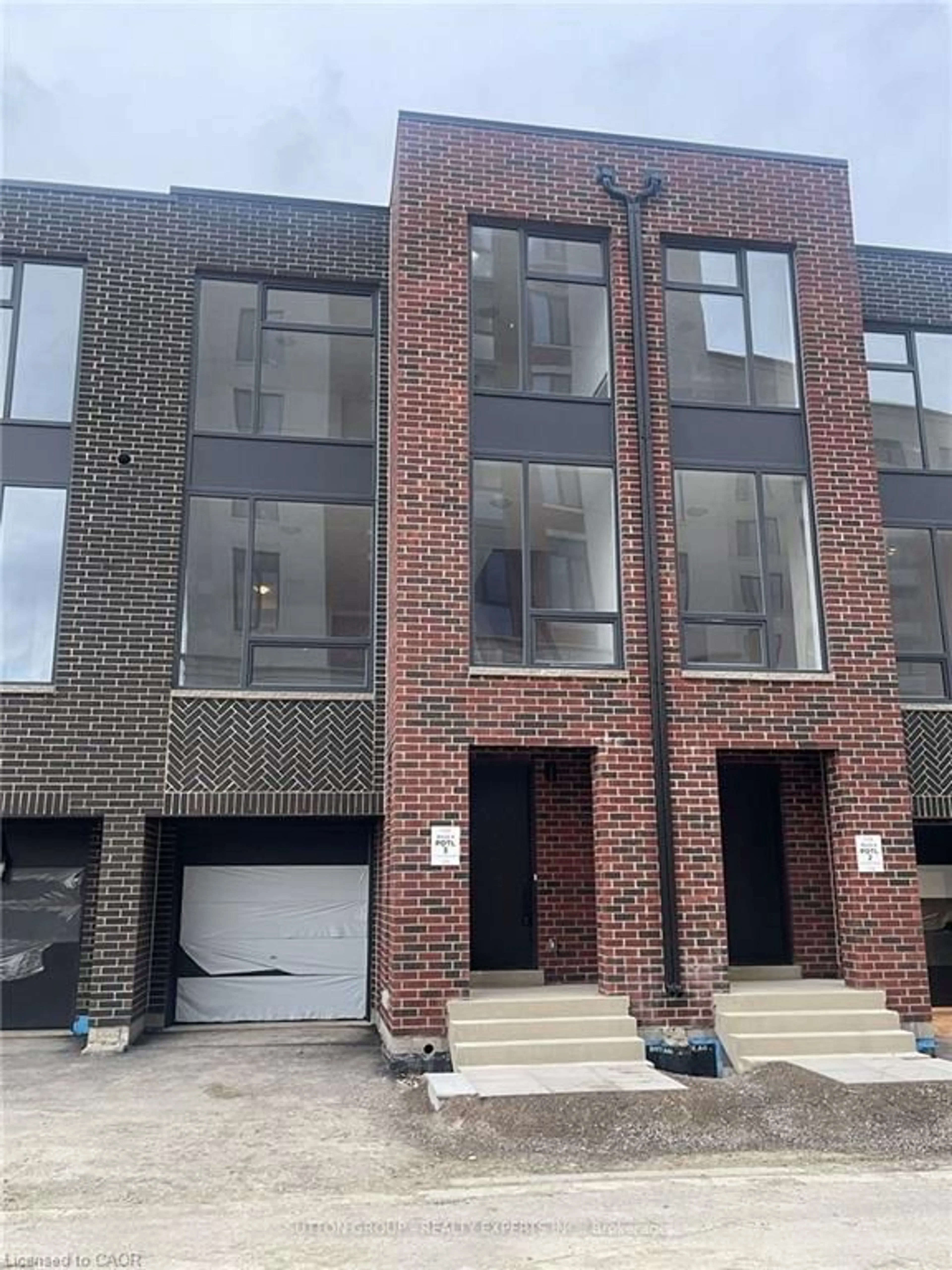 Home with brick exterior material, building for 5 Taylor Crt #3, Peel Ontario L7E 2R7