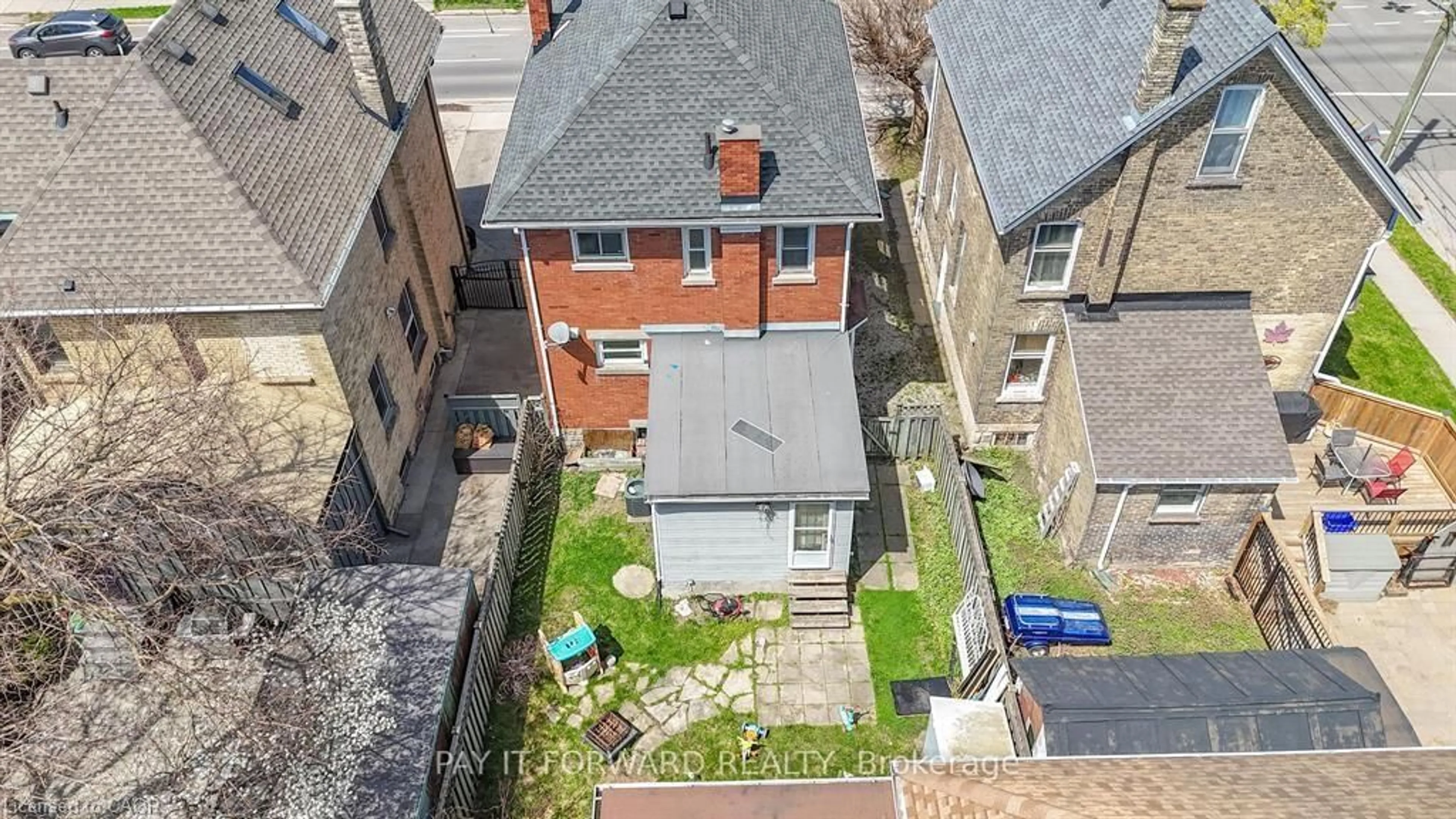 A pic from outside/outdoor area/front of a property/back of a property/a pic from drone, street for 867 Queens Ave, London Ontario N5W 3H7