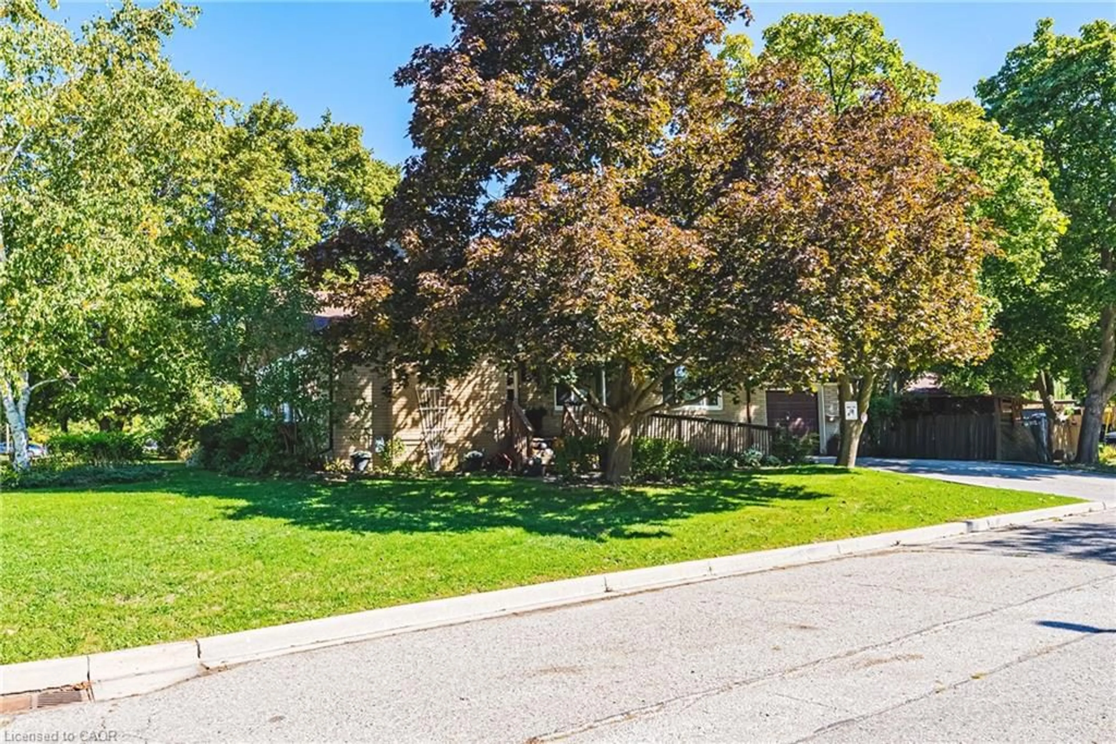 Patio, street for 1 Norwich Pl, Etobicoke Ontario M9V 2Y9