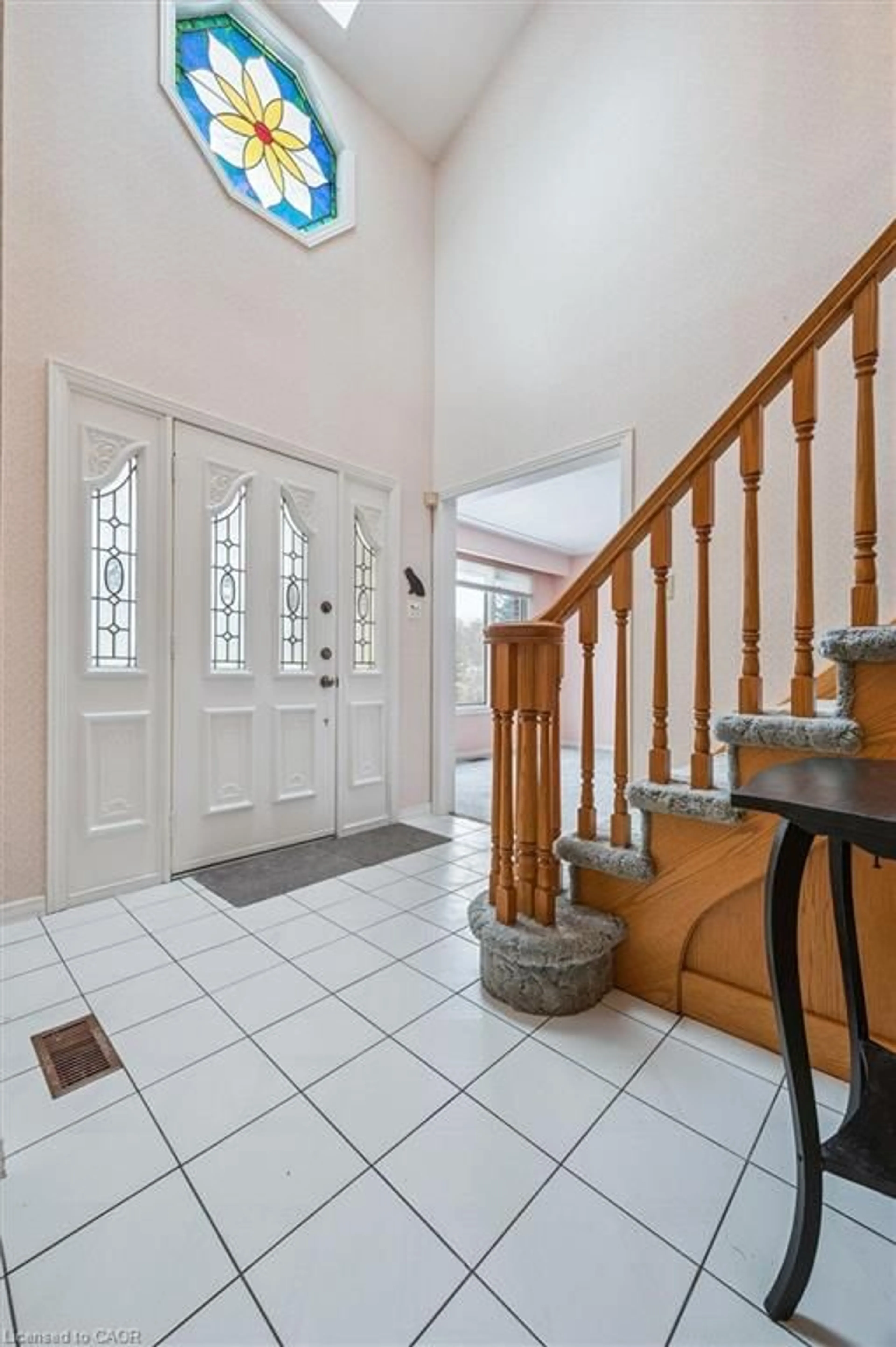 Indoor foyer for 18 Woodview Crt, Kitchener Ontario N2A 3E6