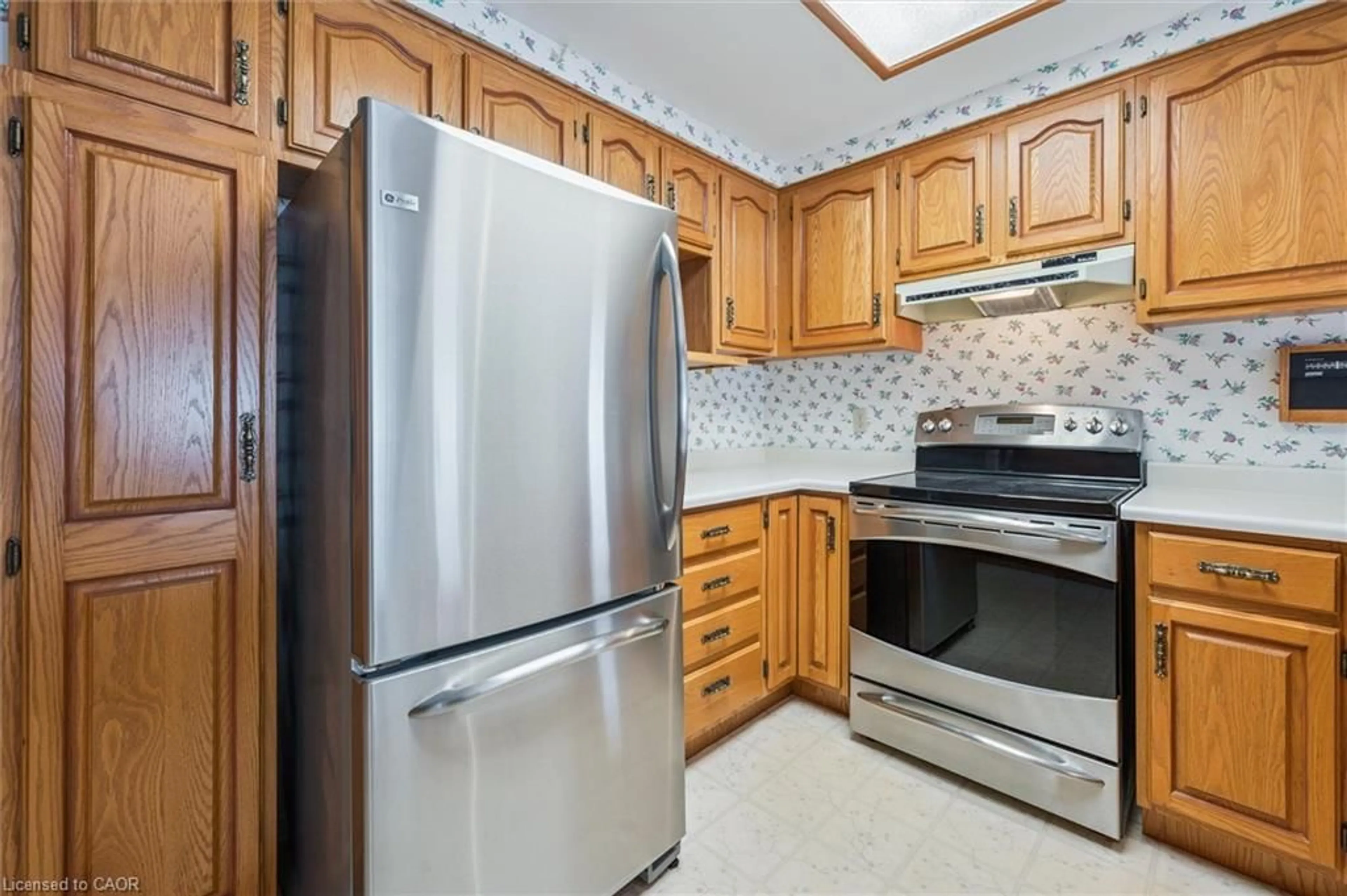 Standard kitchen, ceramic/tile floor for 18 Woodview Crt, Kitchener Ontario N2A 3E6