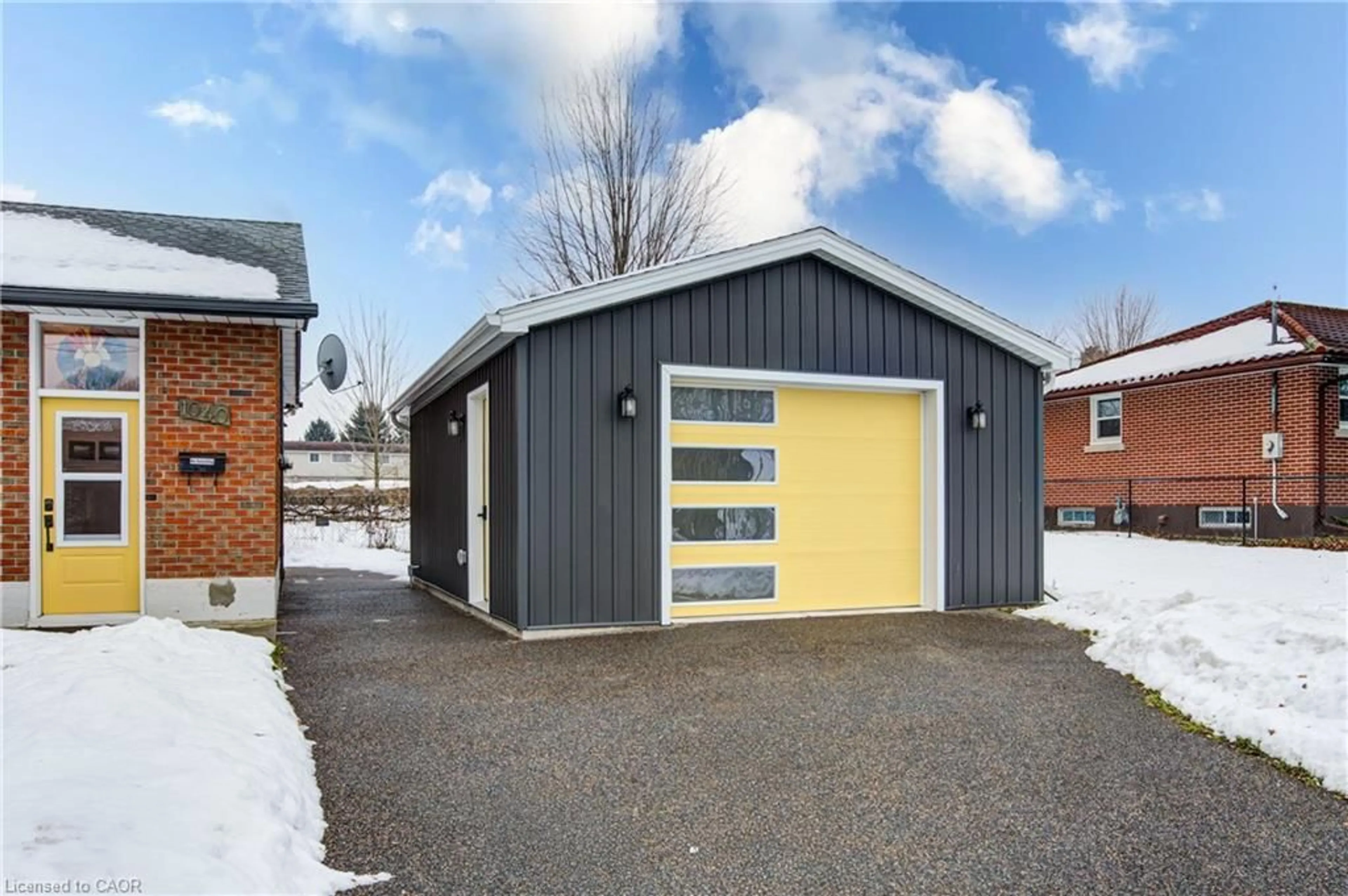 Indoor garage for 1040 Warwick St, Woodstock Ontario N4S 4S2