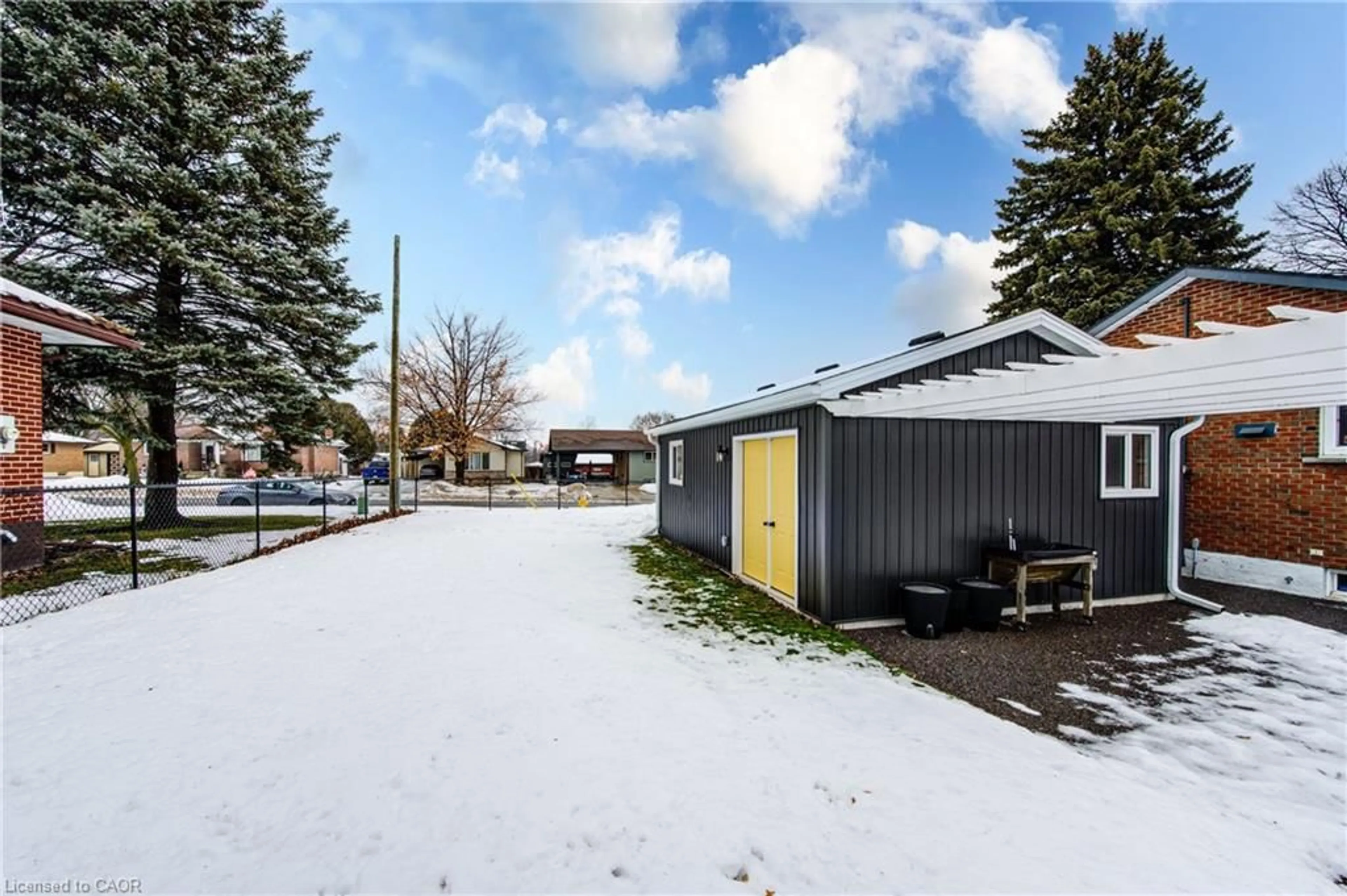 Patio, street for 1040 Warwick St, Woodstock Ontario N4S 4S2