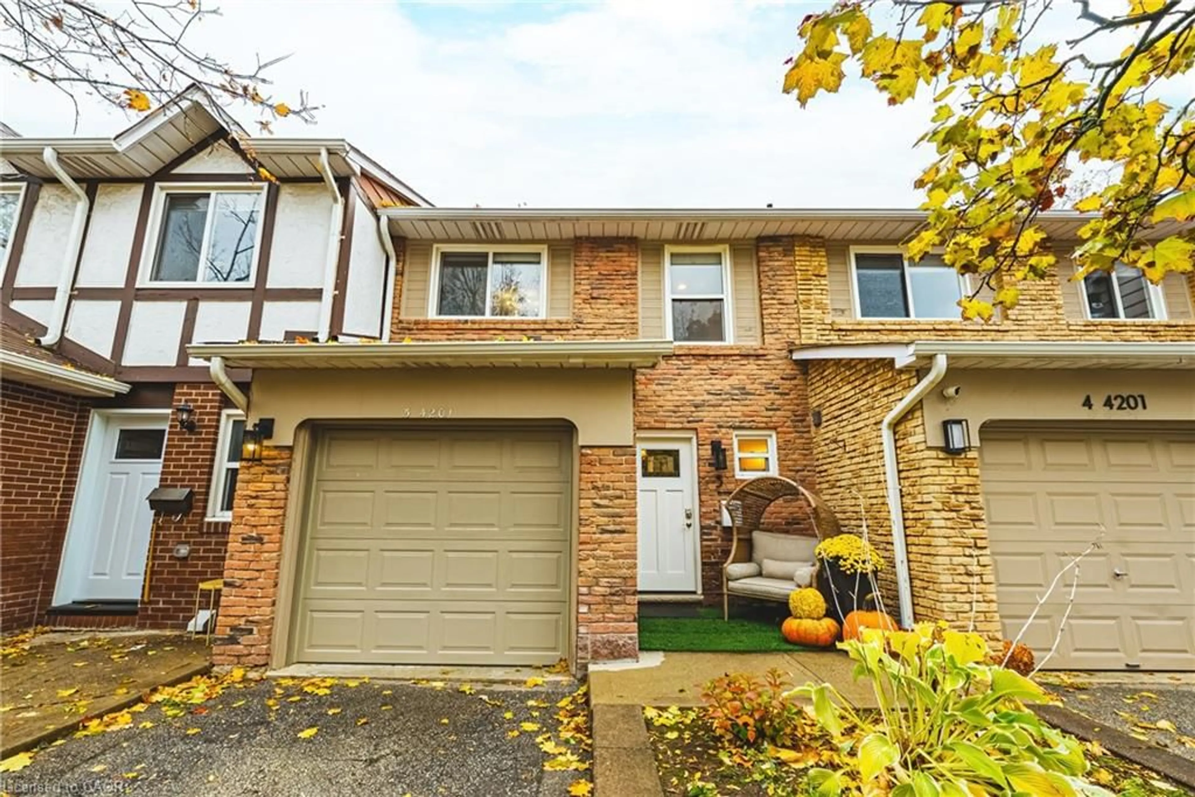 Home with brick exterior material, street for 4201 Longmoor Dr #5, Burlington Ontario L7L 5J9