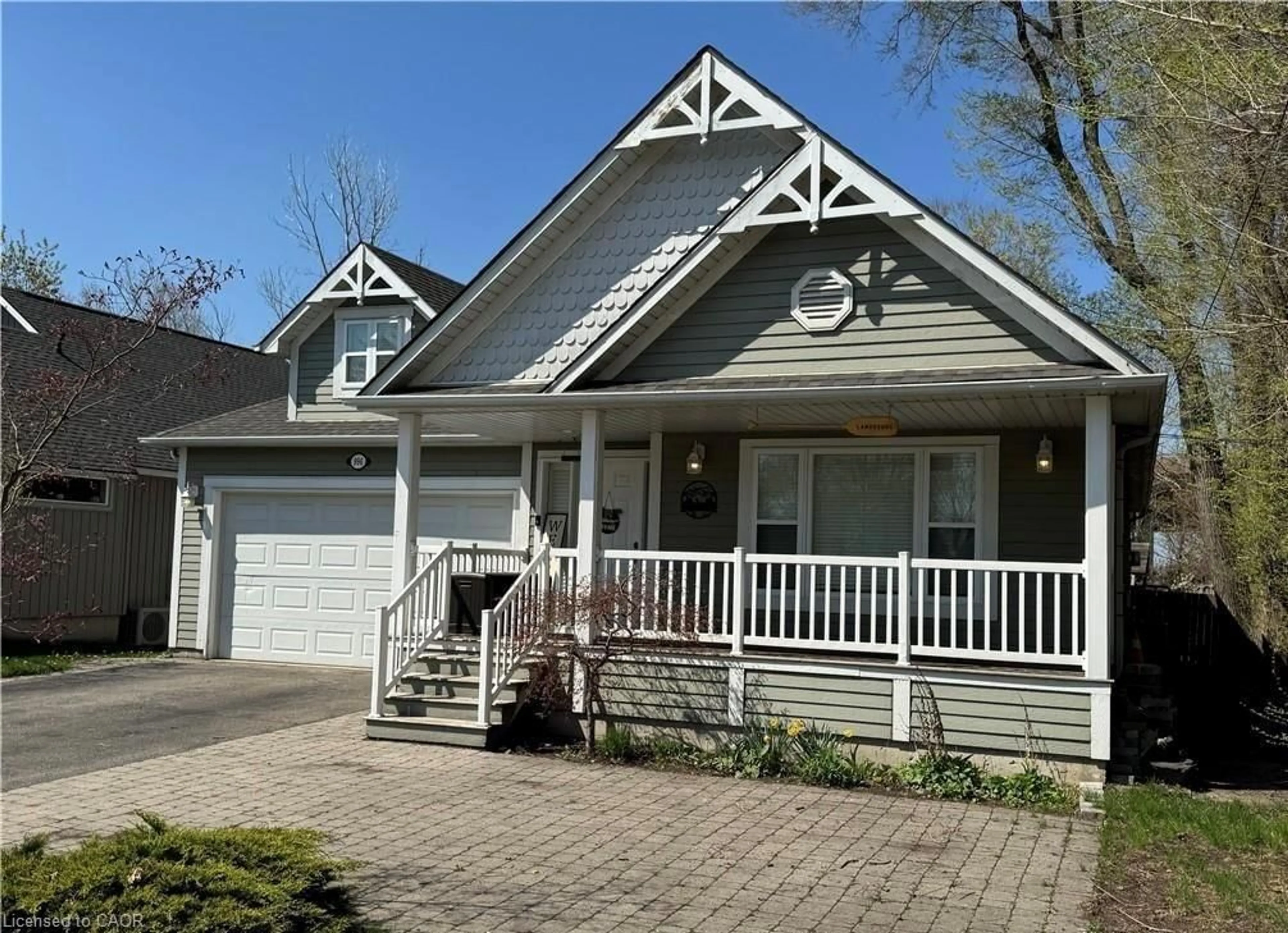 Home with vinyl exterior material, street for 996 Beach Blvd, Hamilton Ontario L8H 6Z4