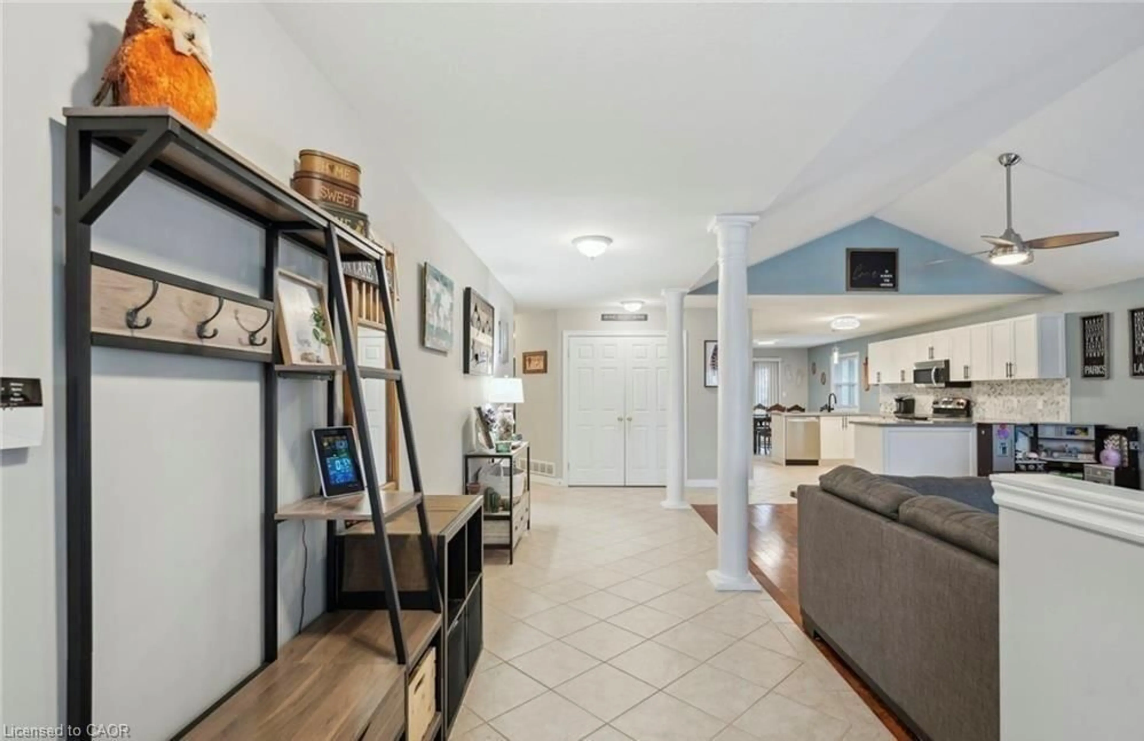 Indoor foyer for 996 Beach Blvd, Hamilton Ontario L8H 6Z4