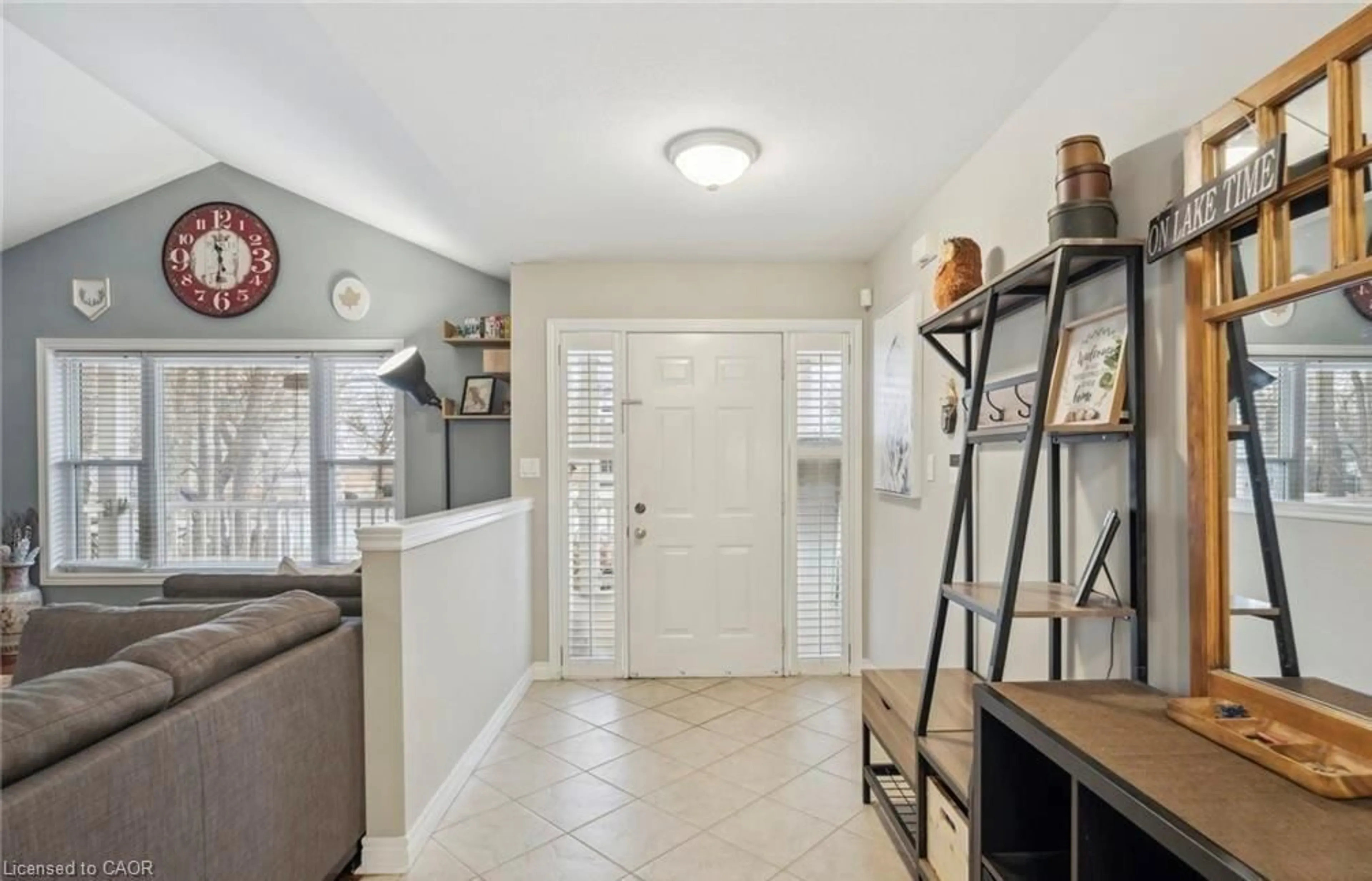 Indoor entryway for 996 Beach Blvd, Hamilton Ontario L8H 6Z4