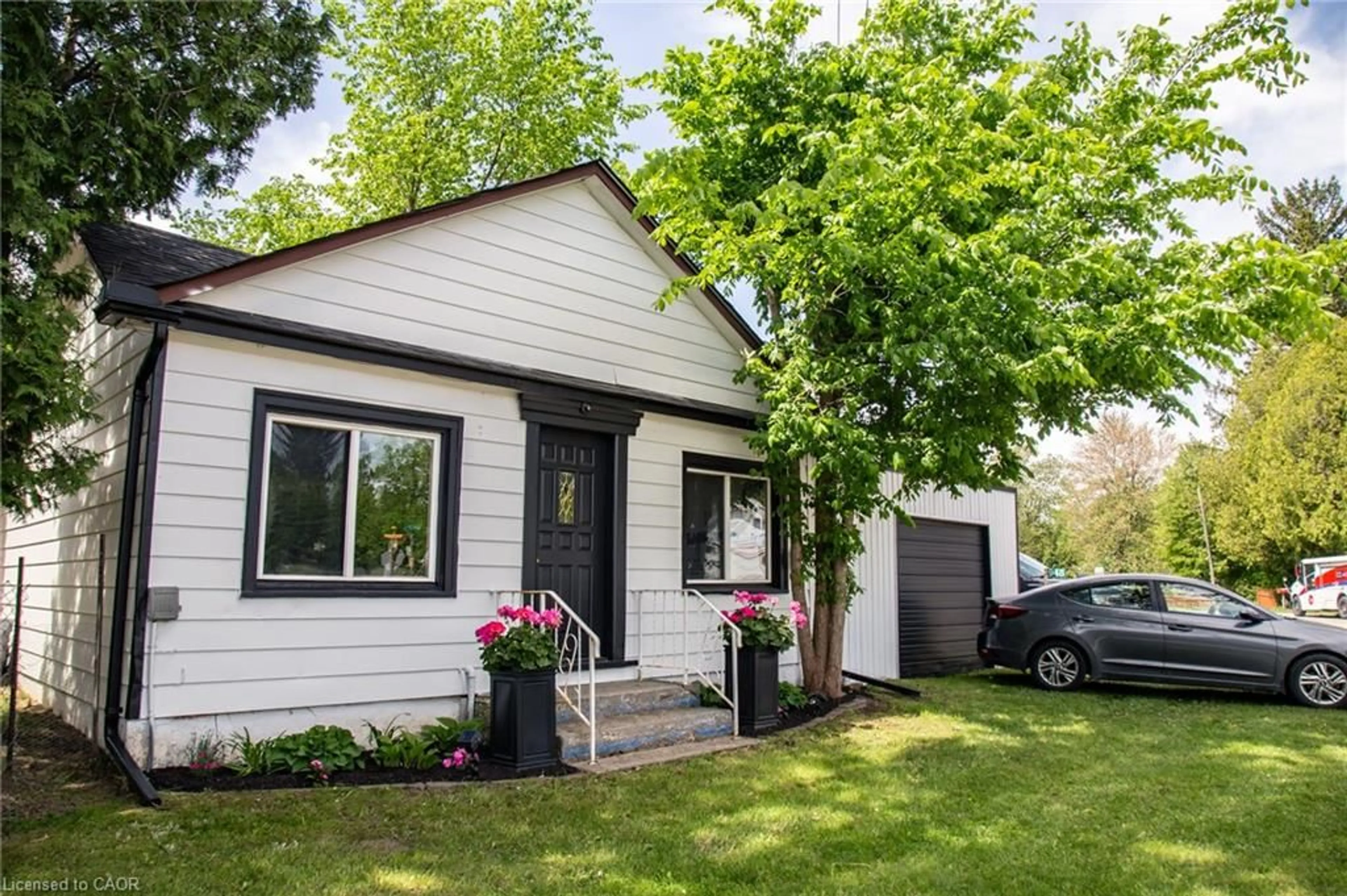 Home with vinyl exterior material, street for 948 Mcdowell Rd, Simcoe Ontario N3Y 4J9