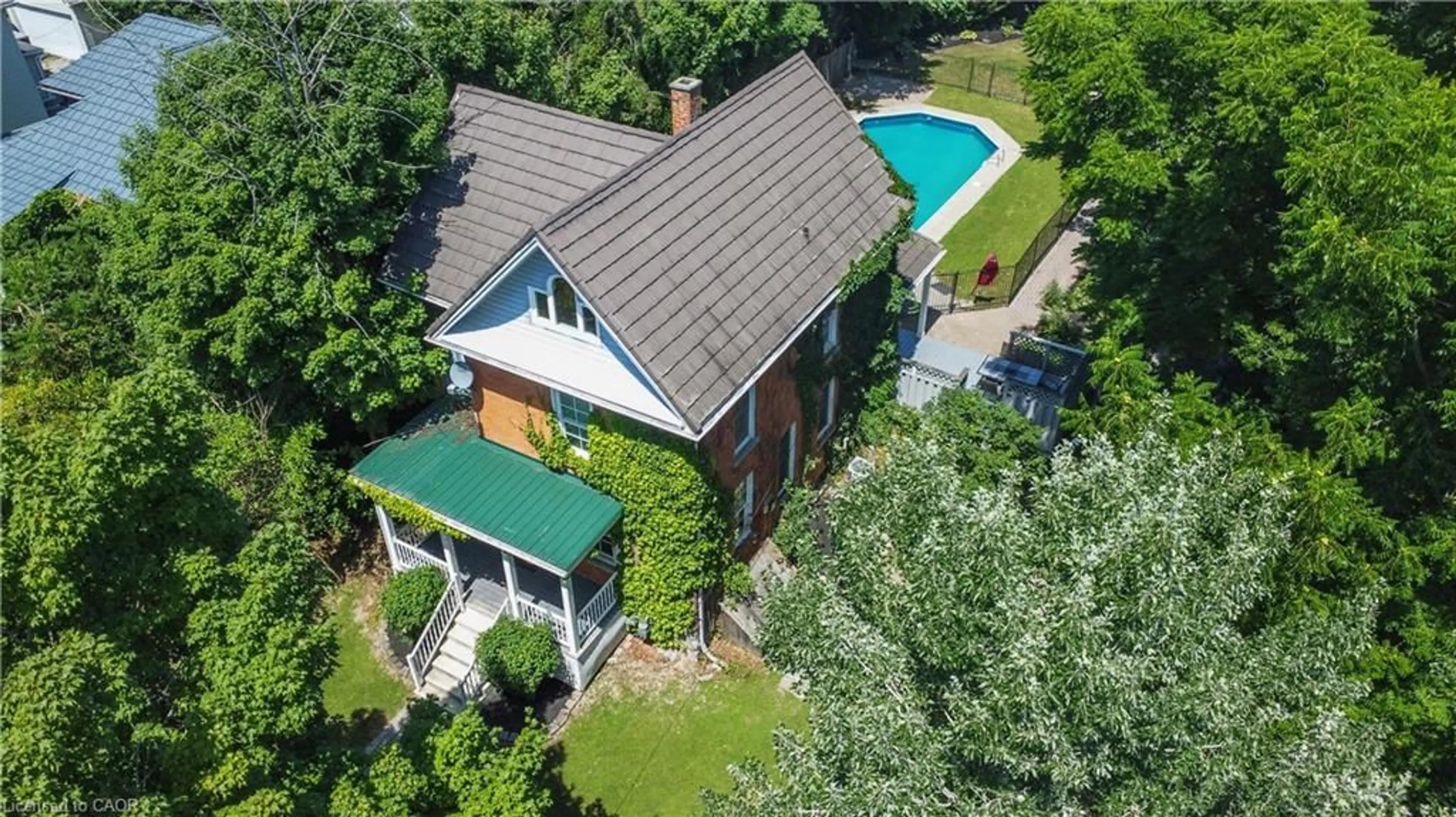 A pic from outside/outdoor area/front of a property/back of a property/a pic from drone, unknown for 94 Sutherland St, Caledonia Ontario N3W 1B4