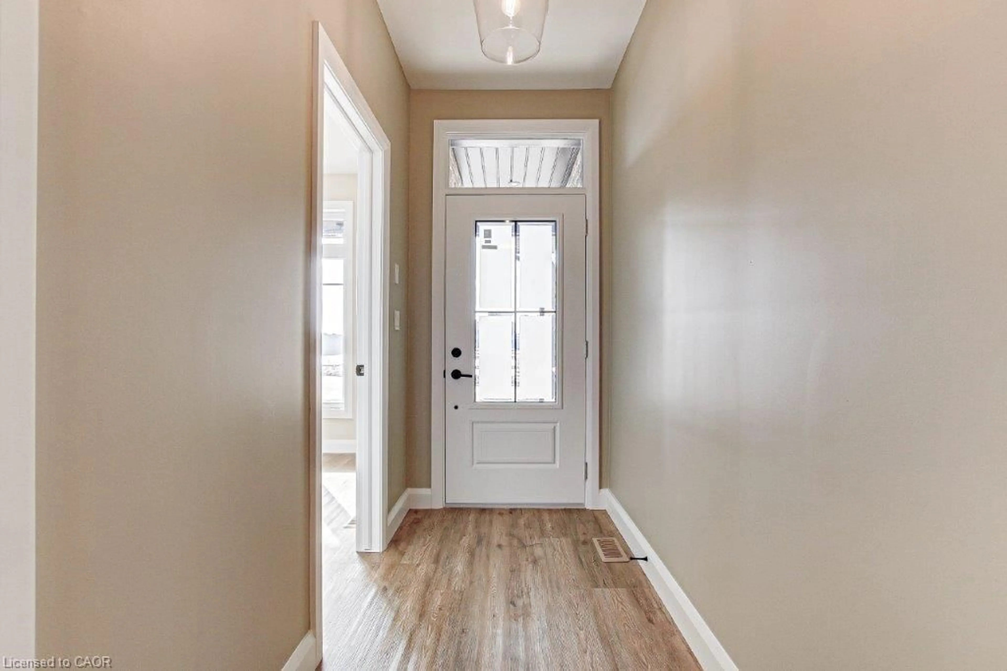Indoor entryway for 381 Argyle Ave, Delhi Ontario N4B 0B2