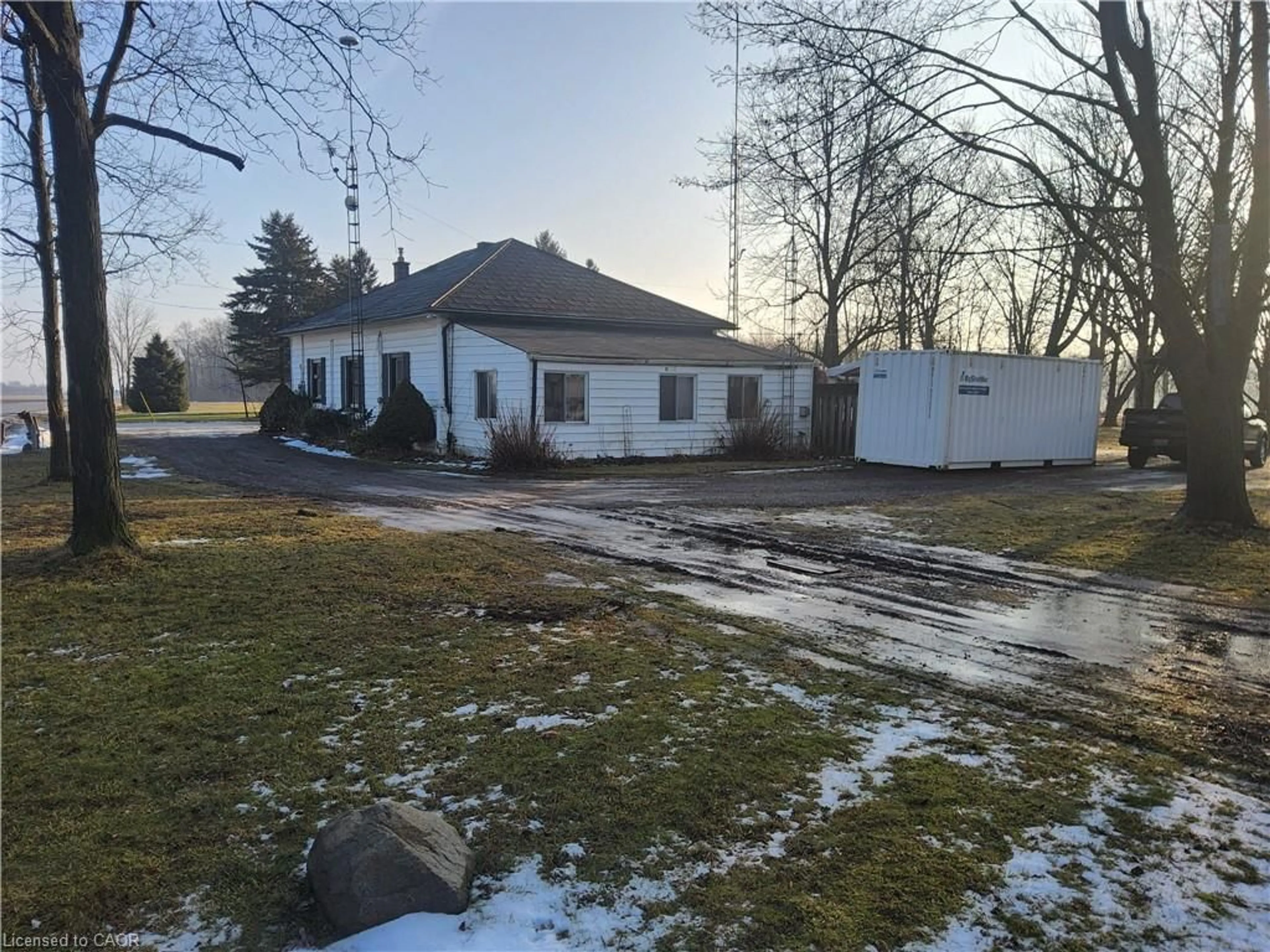 A pic from outside/outdoor area/front of a property/back of a property/a pic from drone, unknown for 740 Hillcrest Rd, Simcoe Ontario N3Y 4K1