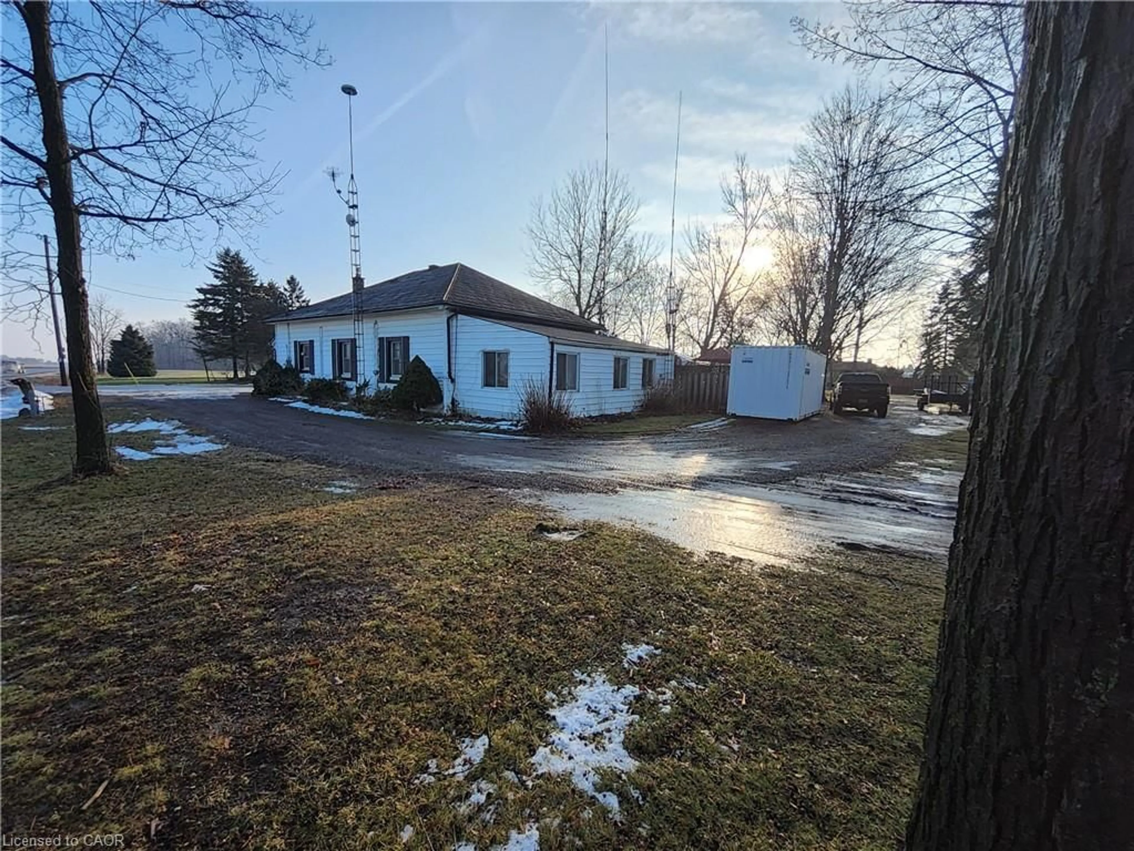 A pic from outside/outdoor area/front of a property/back of a property/a pic from drone, street for 740 Hillcrest Rd, Simcoe Ontario N3Y 4K1