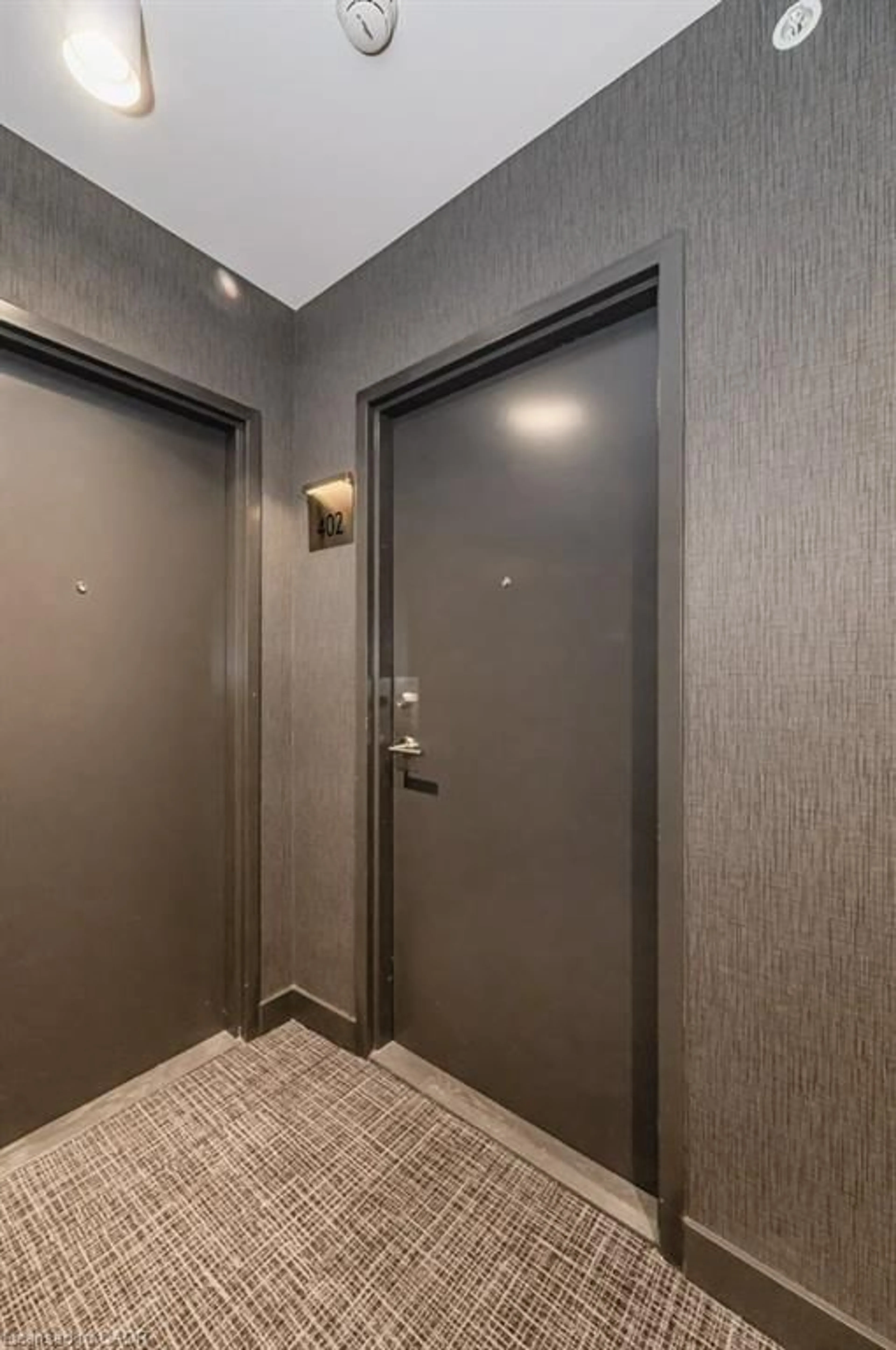 Indoor foyer for 85 Duke St #402, Kitchener Ontario N2G 1A6