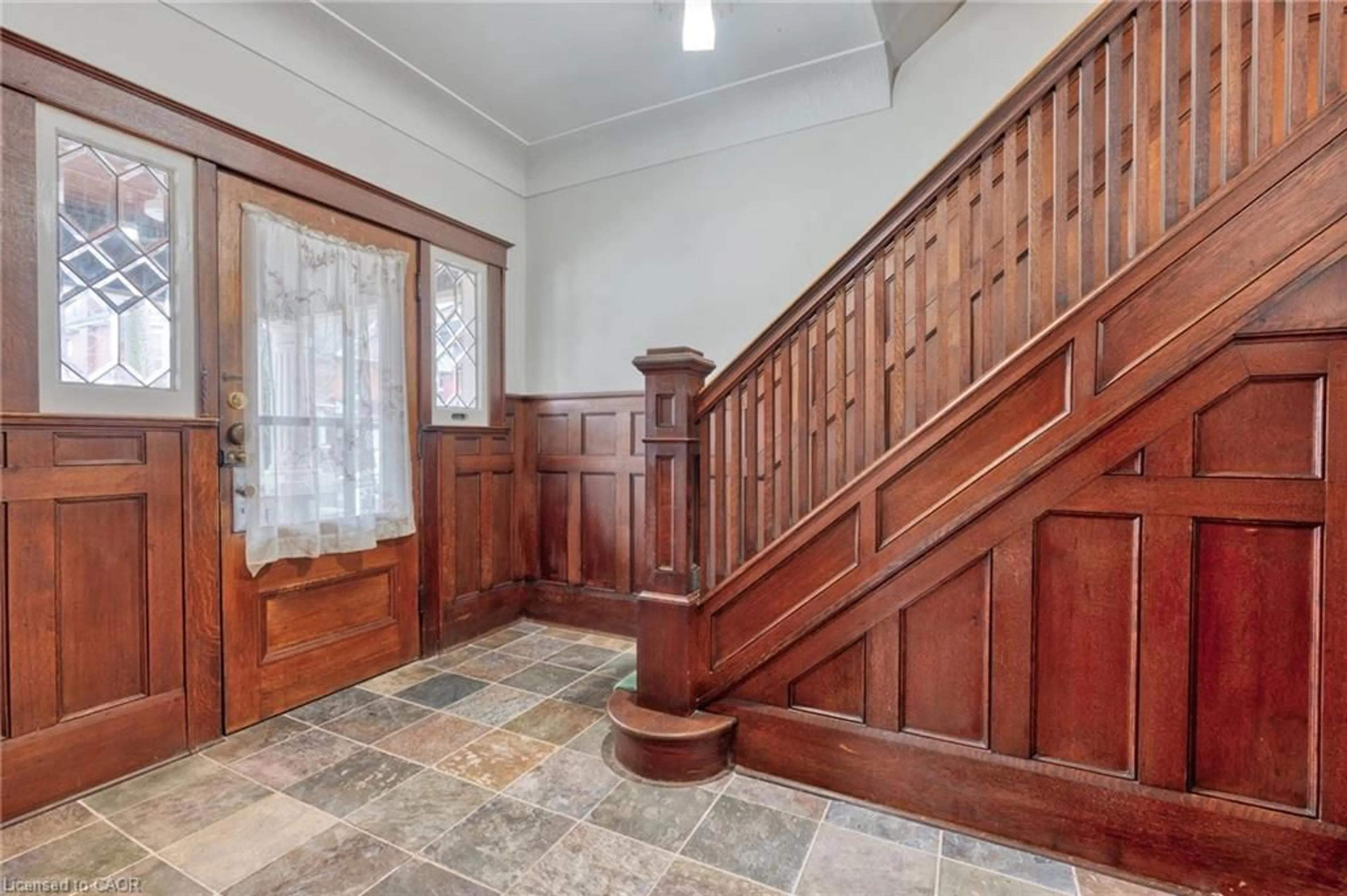 Indoor foyer for 17 Barnesdale Ave, Hamilton Ontario L8L 6R4