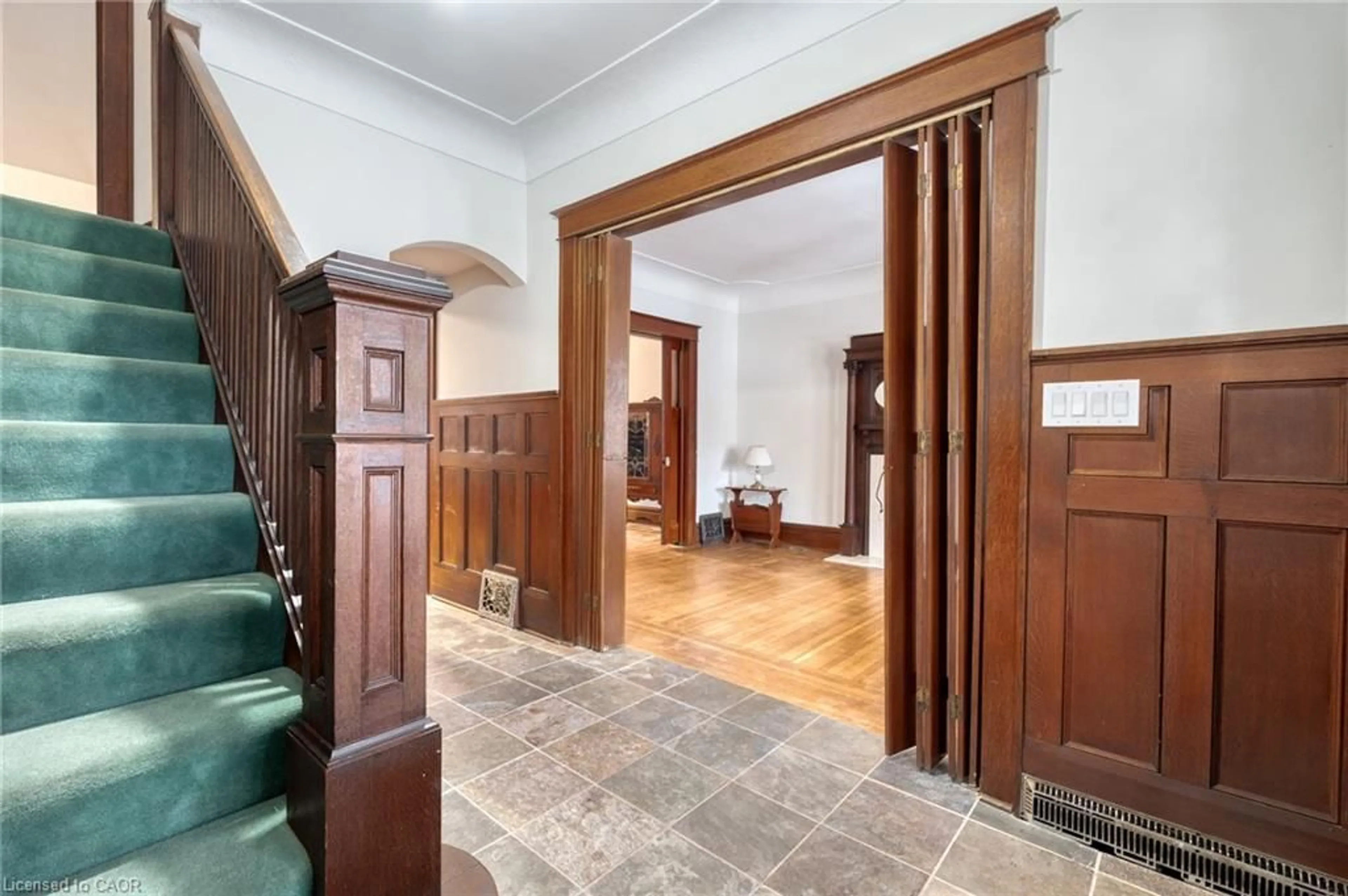 Indoor foyer for 17 Barnesdale Ave, Hamilton Ontario L8L 6R4