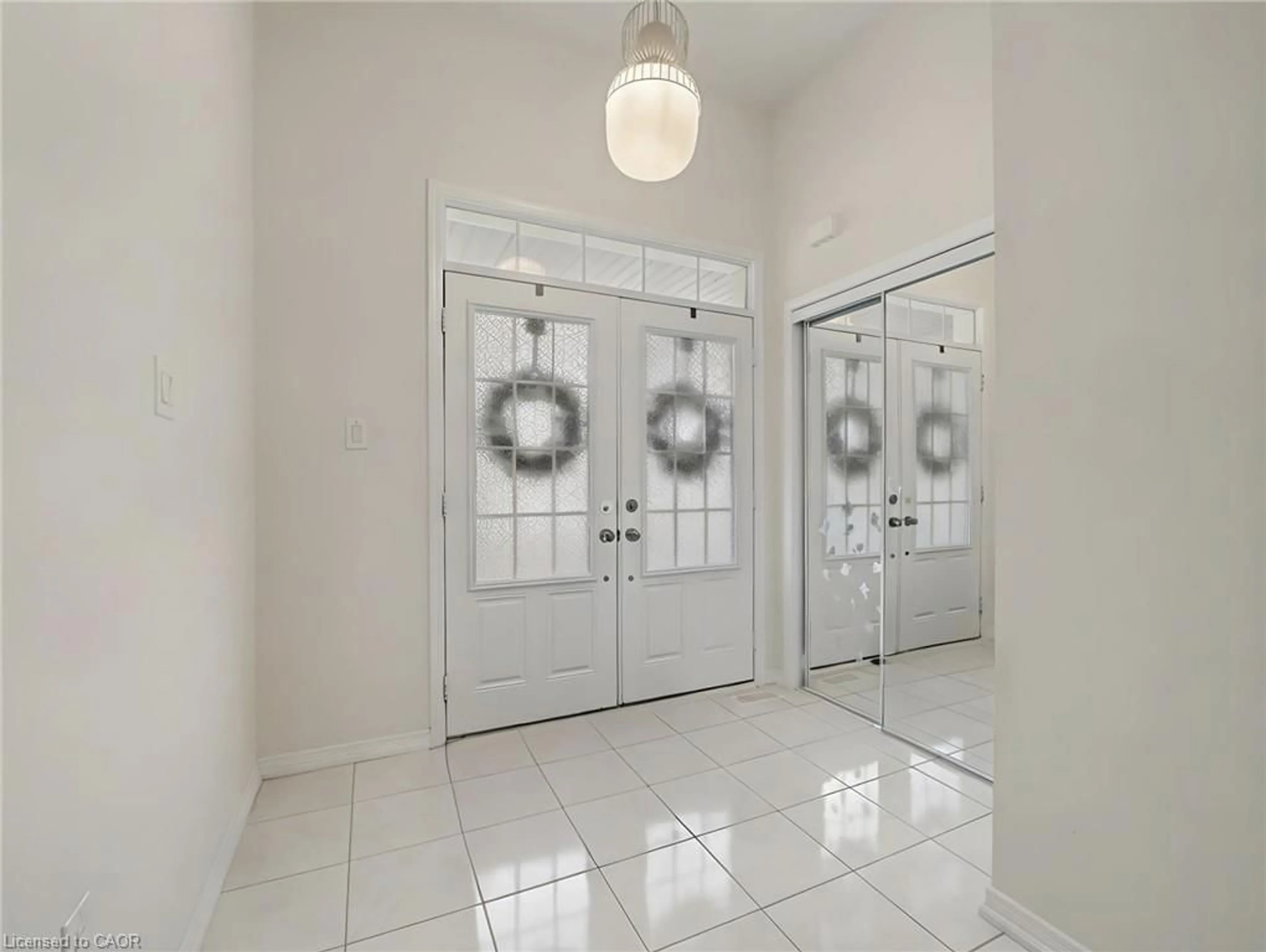 Indoor foyer for 7732 Butternut Blvd, Niagara Falls Ontario L2E 6N9