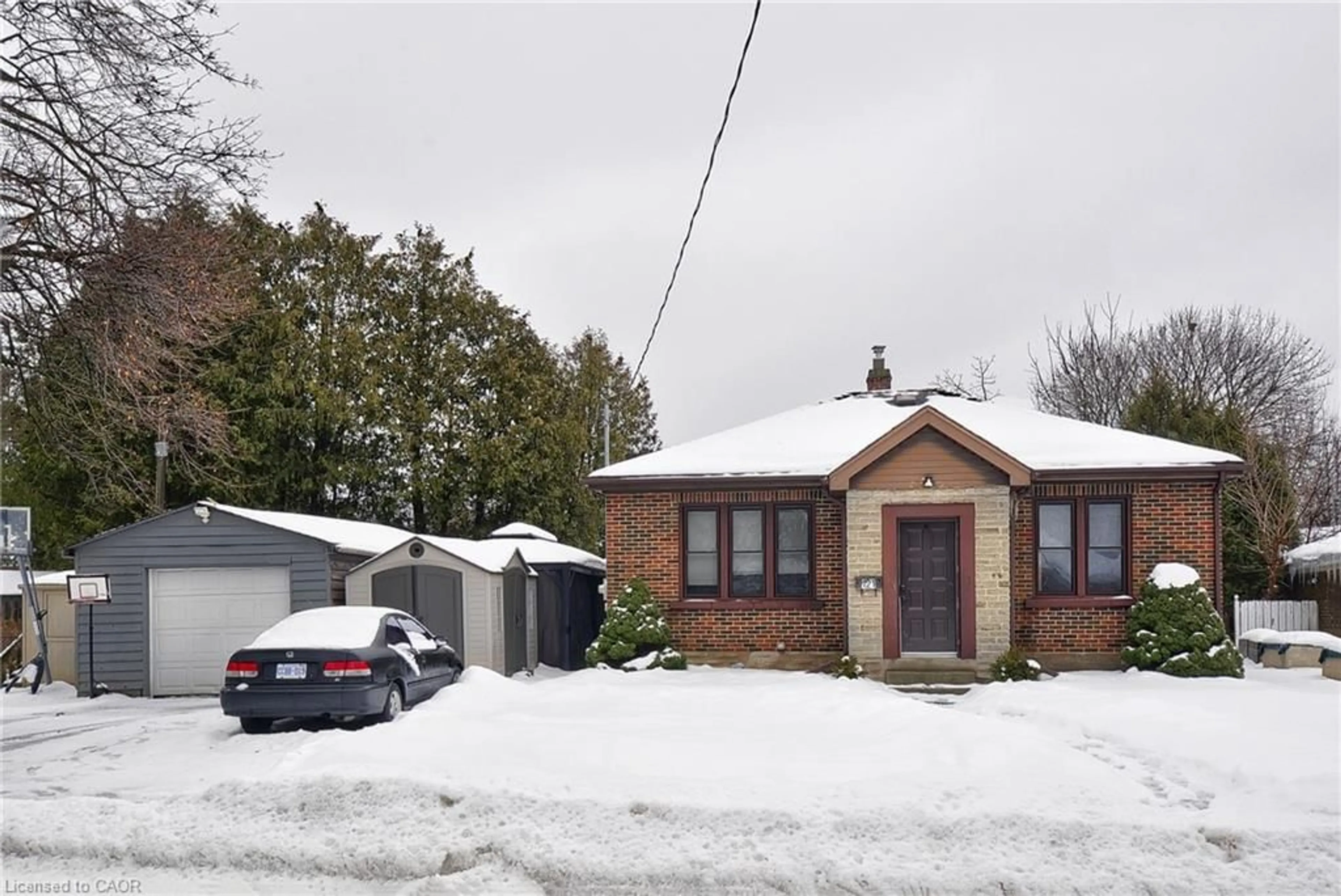 A pic from outside/outdoor area/front of a property/back of a property/a pic from drone, street for 121 Chalmers St, Cambridge Ontario N1R 5C1