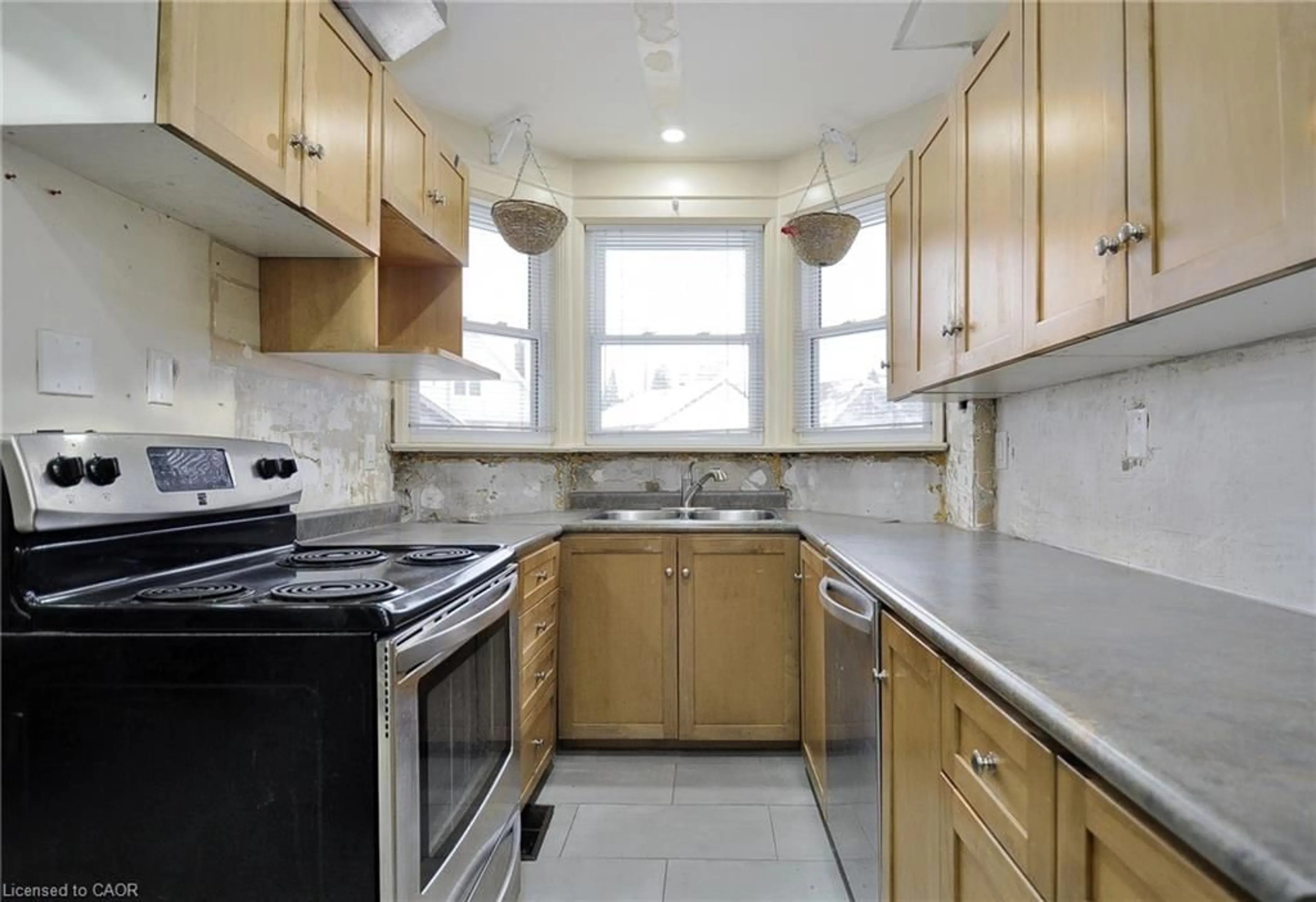 Standard kitchen, ceramic/tile floor for 121 Chalmers St, Cambridge Ontario N1R 5C1