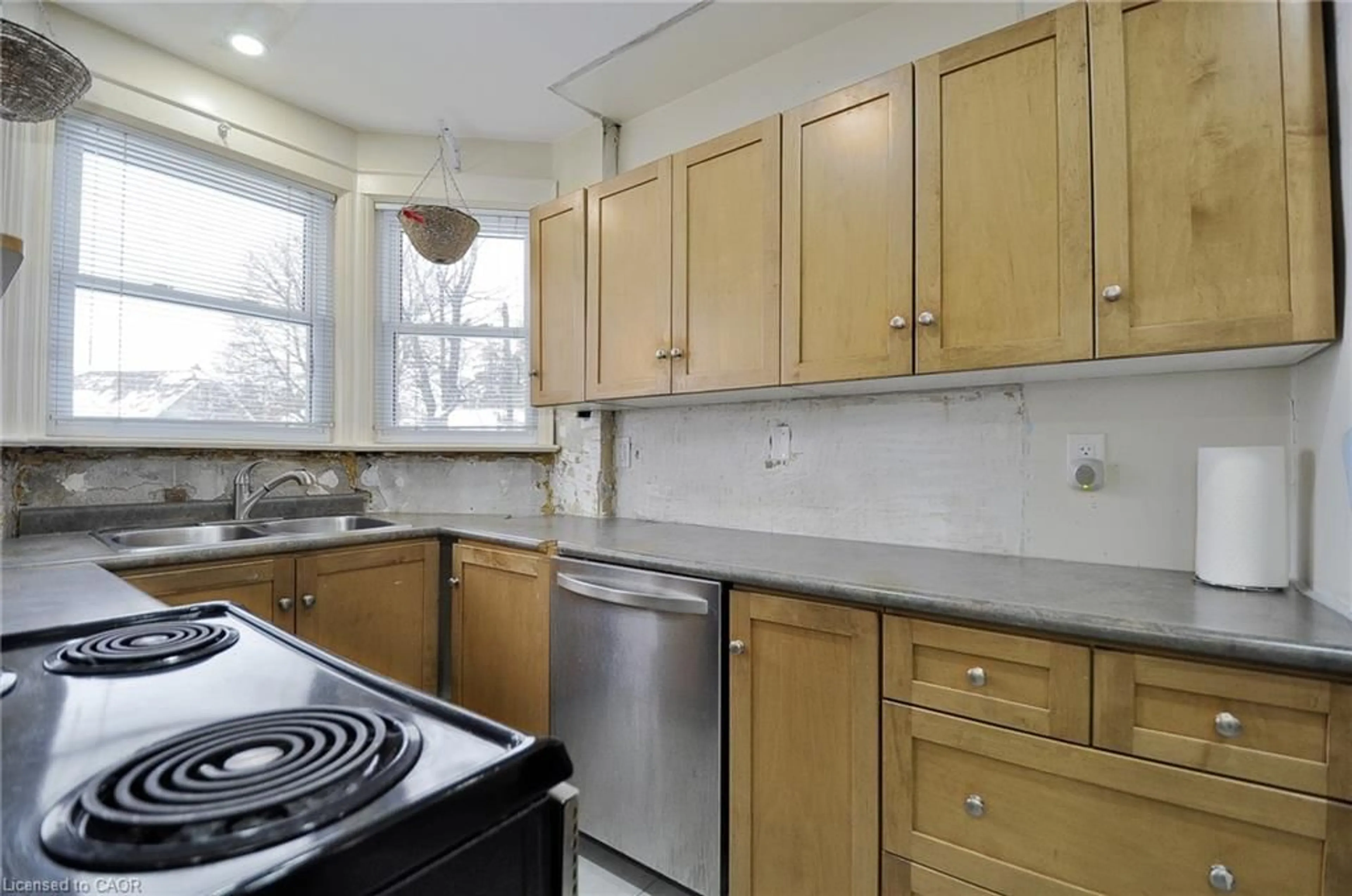 Standard kitchen, unknown for 121 Chalmers St, Cambridge Ontario N1R 5C1