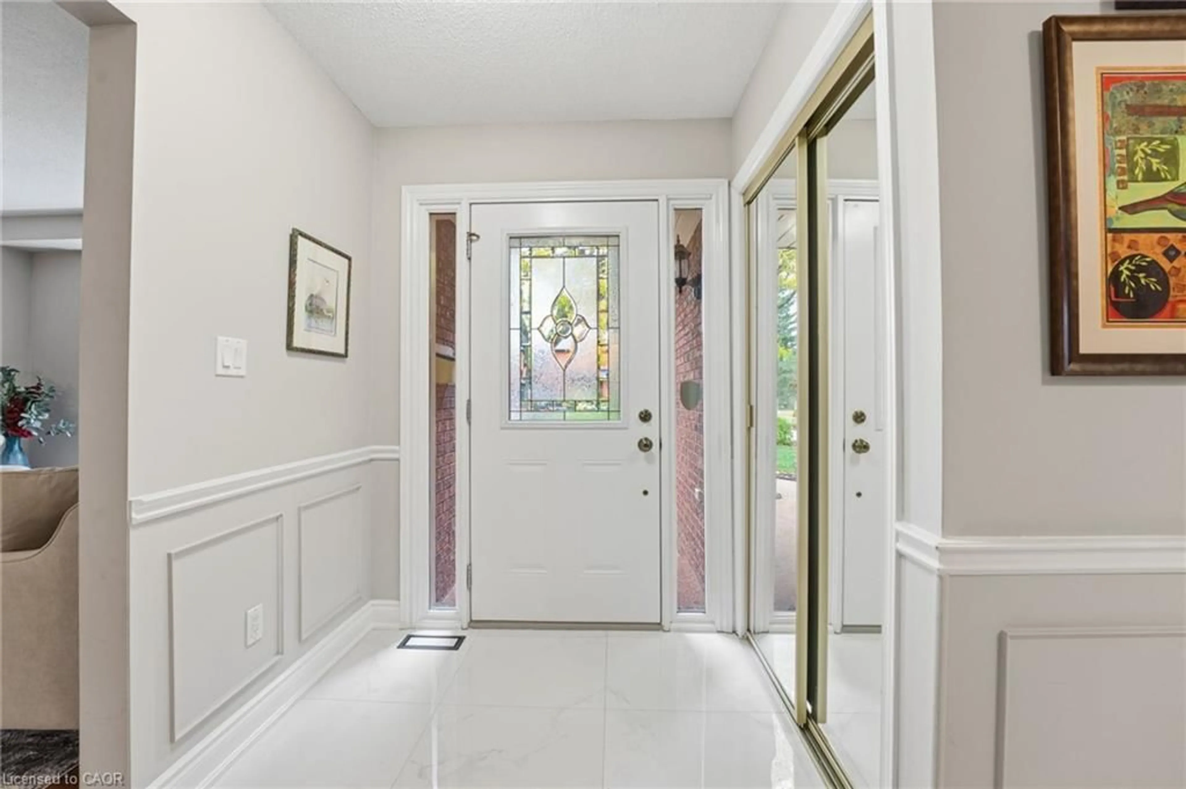 Indoor entryway for 668 Tomahawk Cres, Ancaster Ontario L9G 3R2