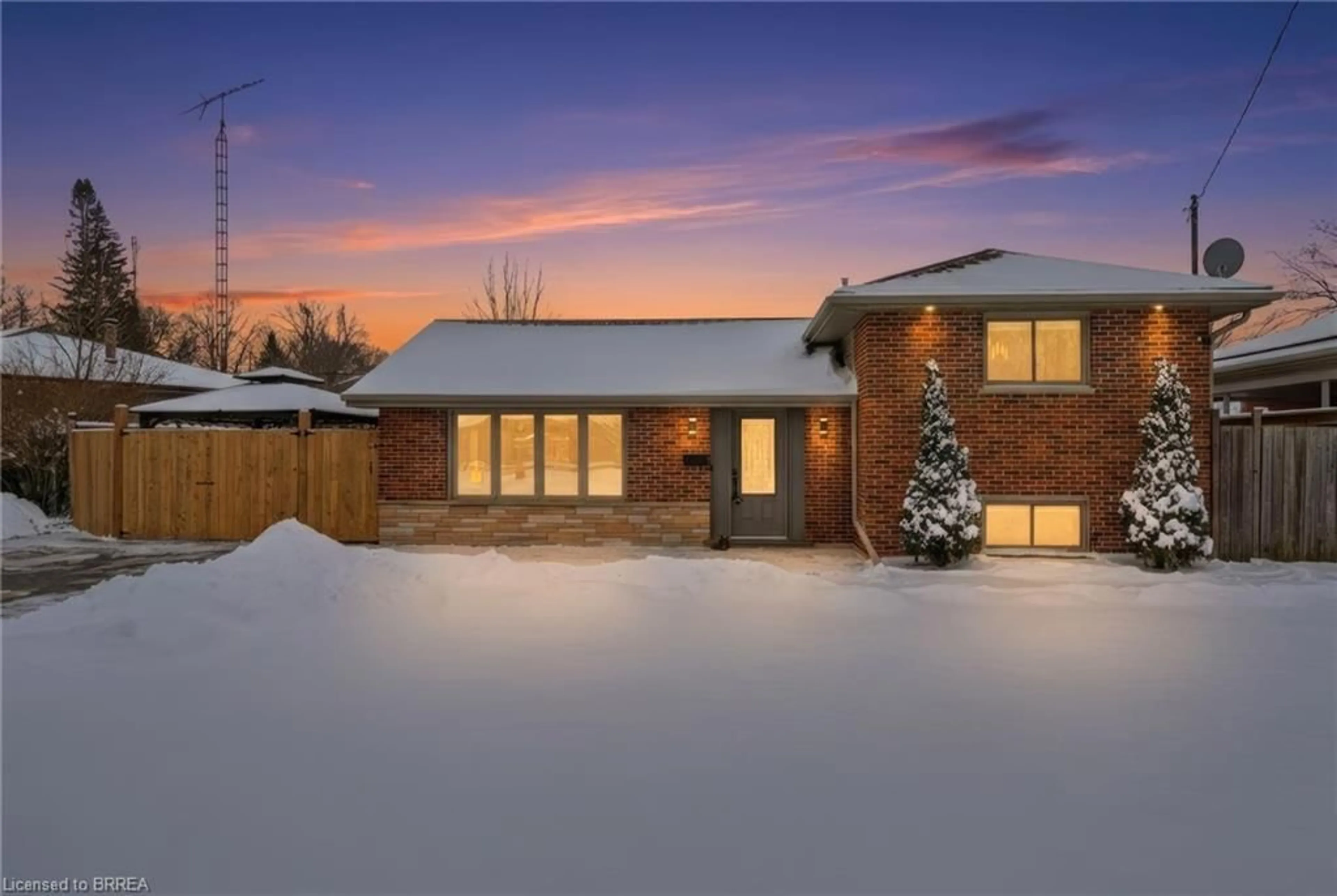 A pic from outside/outdoor area/front of a property/back of a property/a pic from drone, street for 35 Hickery Pl, Brantford Ontario N3S 3C7