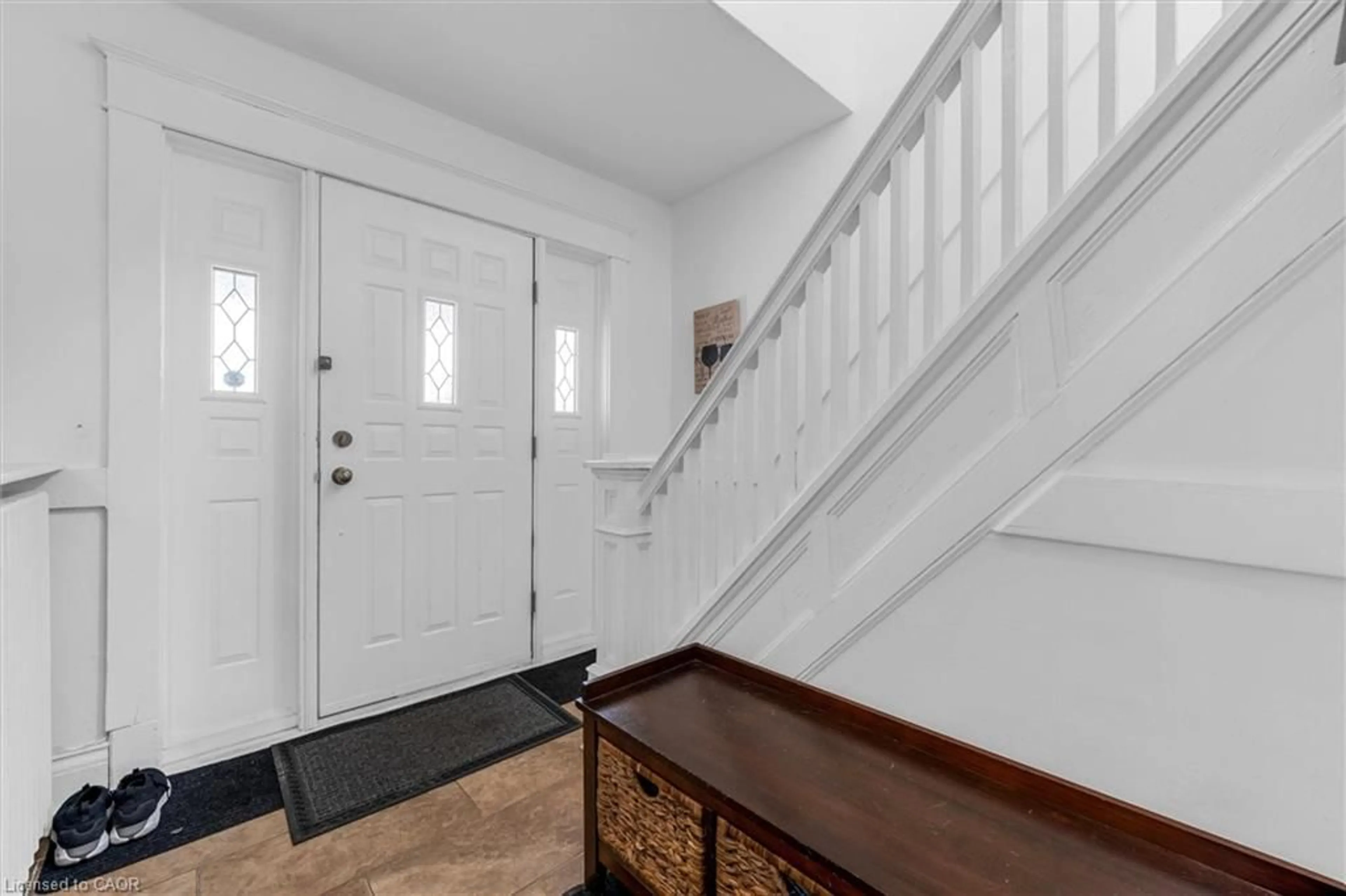 Indoor entryway for 35 Bayfield Ave, Hamilton Ontario L8H 3M5