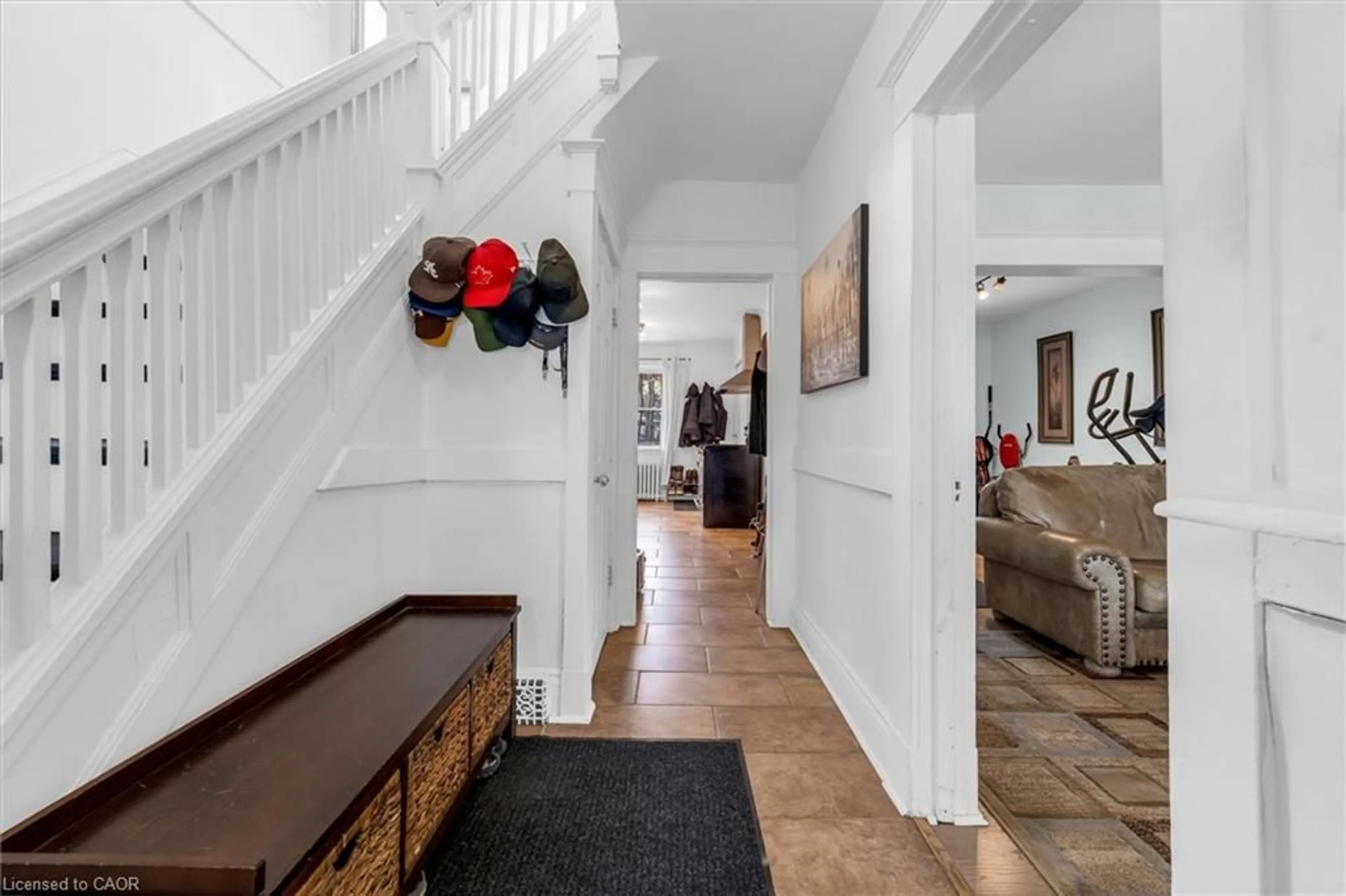 Indoor entryway for 35 Bayfield Ave, Hamilton Ontario L8H 3M5