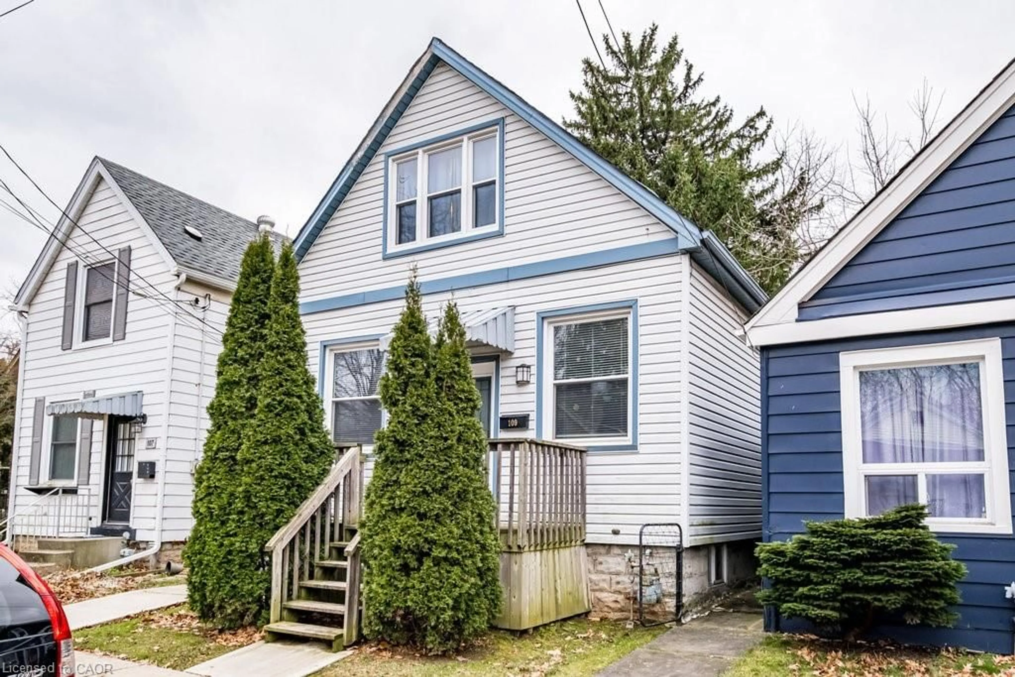 Home with vinyl exterior material, street for 109 Royal Ave, Hamilton Ontario L8S 2C6