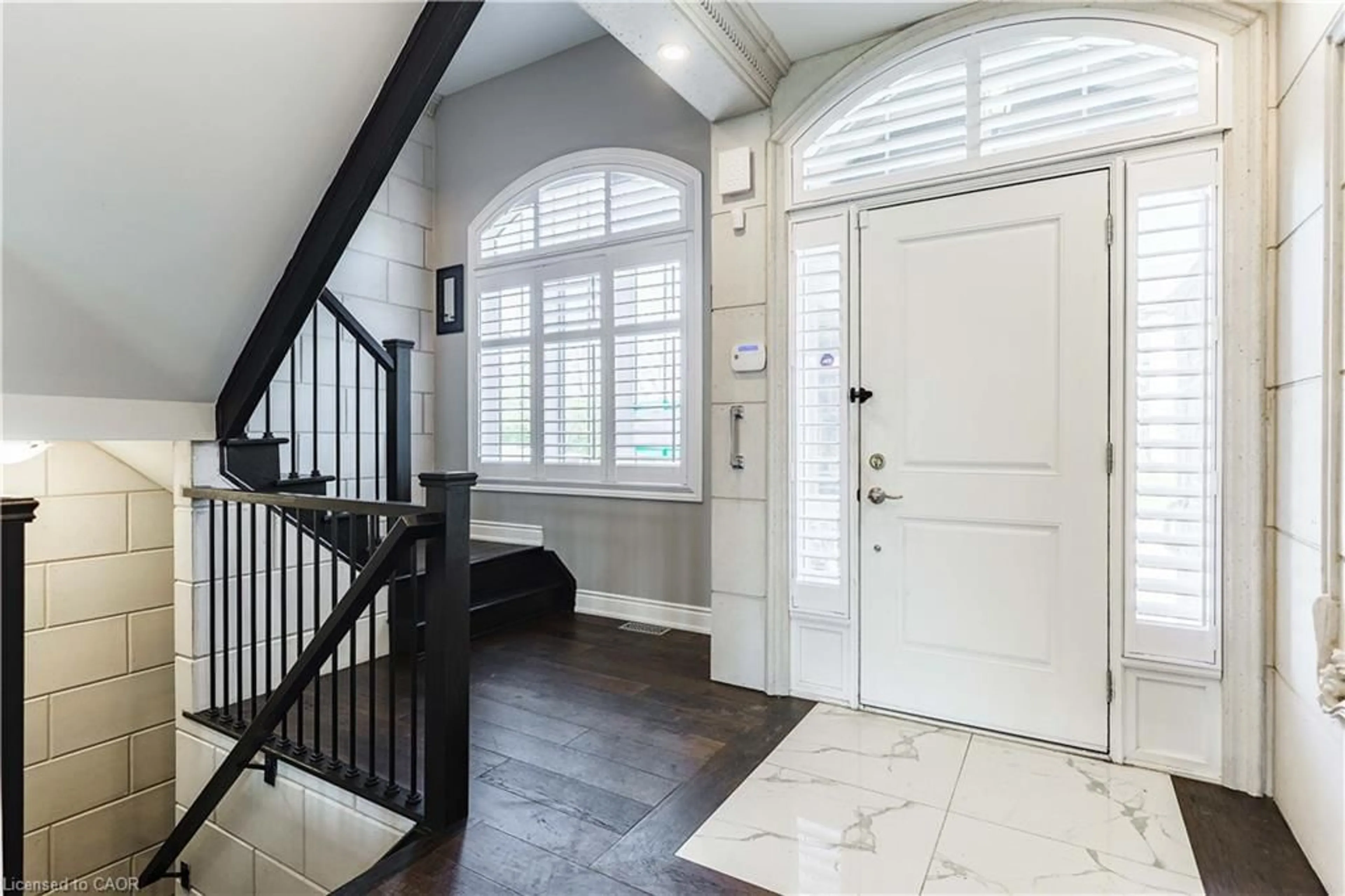 Indoor entryway for 8 Cesar Pl, Ancaster Ontario L9G 0G3