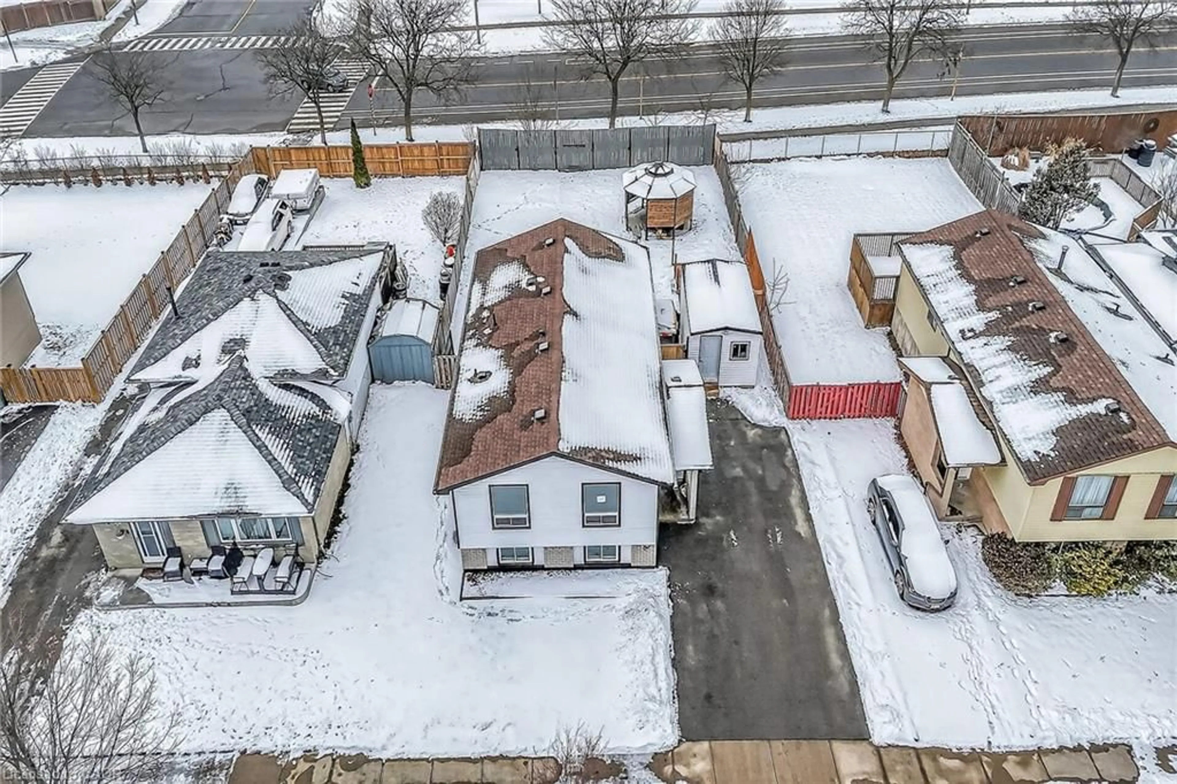 A pic from outside/outdoor area/front of a property/back of a property/a pic from drone, street for 51 Odessa St, Stoney Creek Ontario L8J 1A3