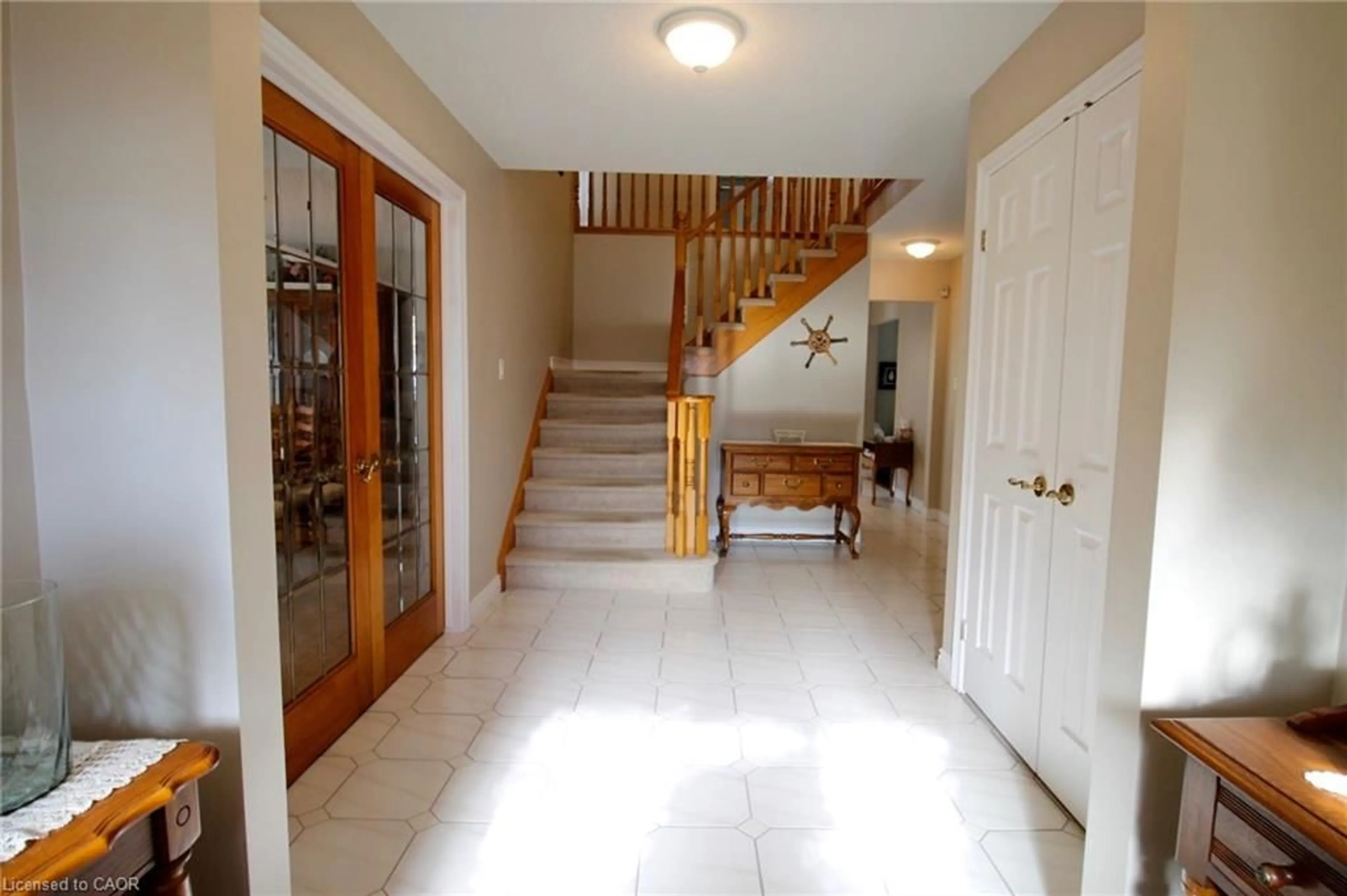 Indoor foyer for 153 Meadowbrook Dr, Ancaster Ontario L9G 4S9