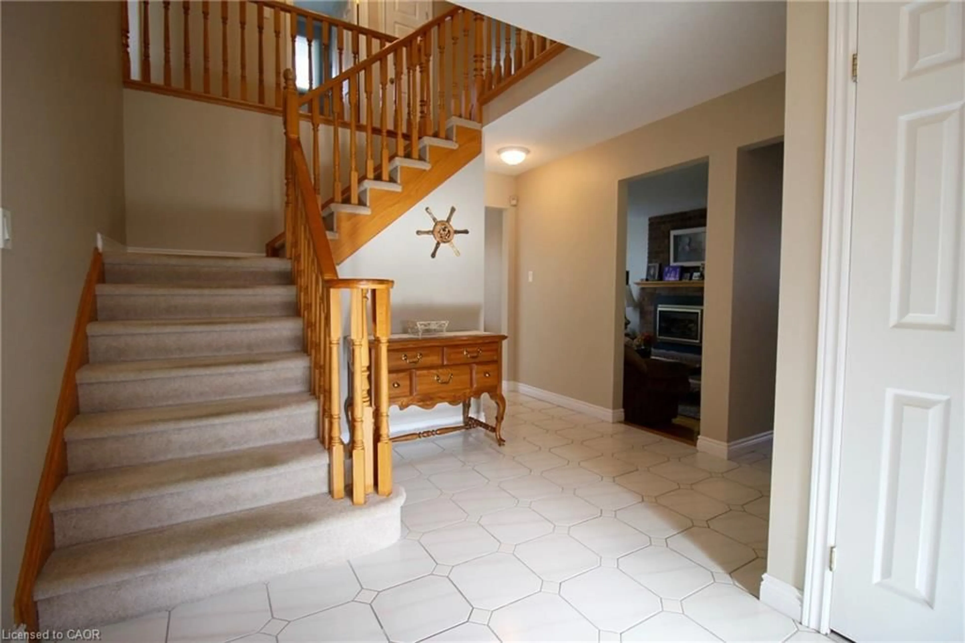 Indoor foyer for 153 Meadowbrook Dr, Ancaster Ontario L9G 4S9
