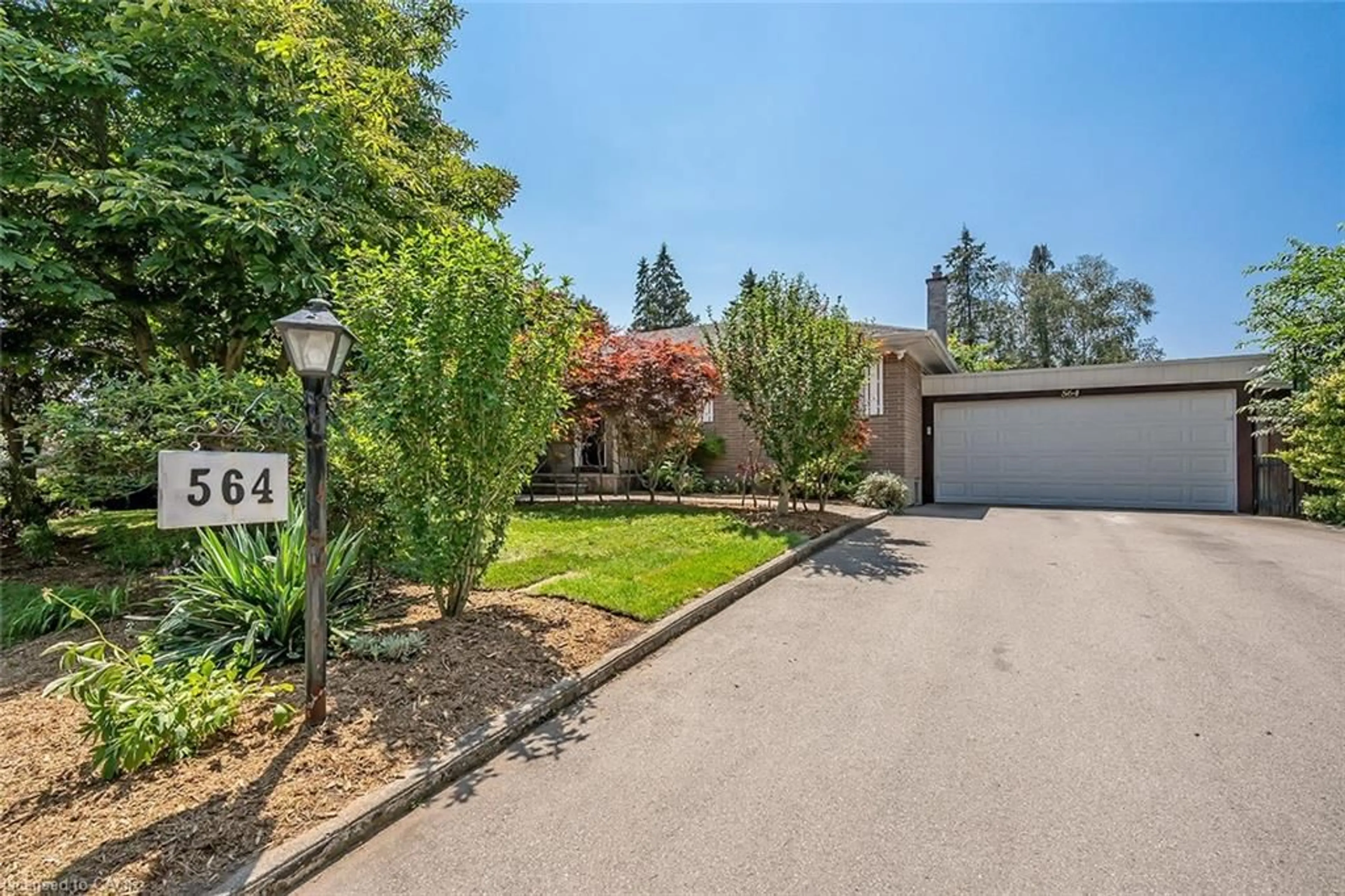 A pic from outside/outdoor area/front of a property/back of a property/a pic from drone, street for 564 Maplehill Dr, Burlington Ontario L7N 2W3