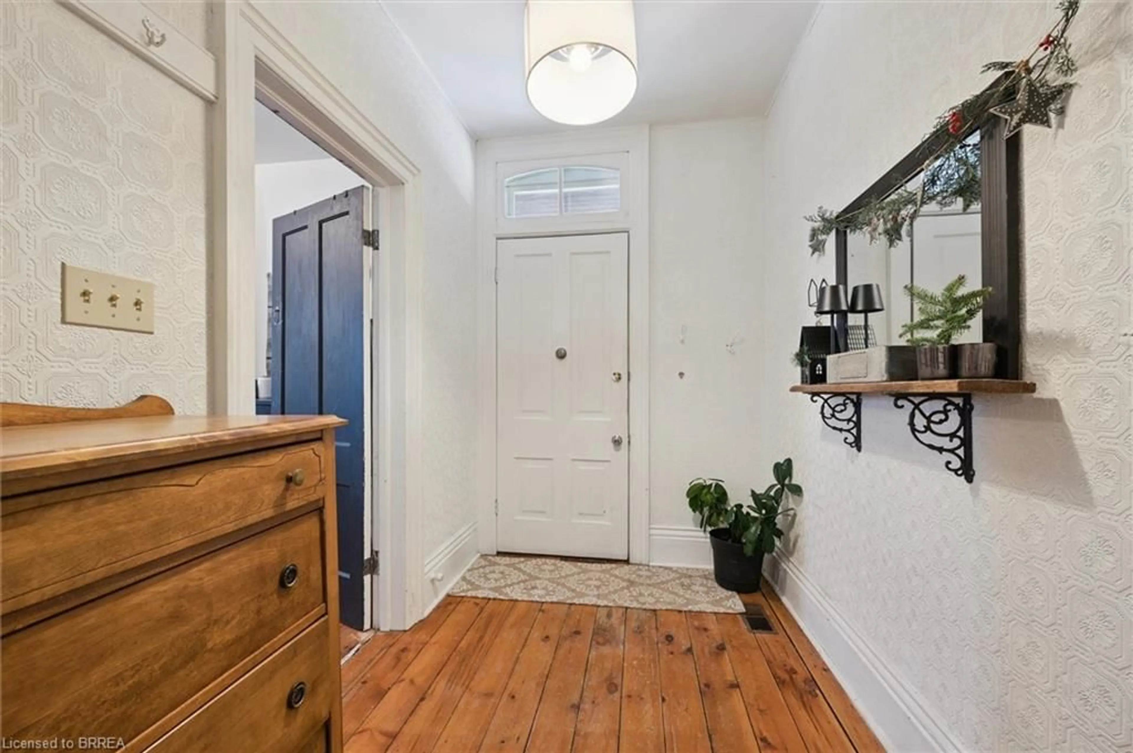 Indoor entryway for 17 Ball St, Paris Ontario N3L 1W8