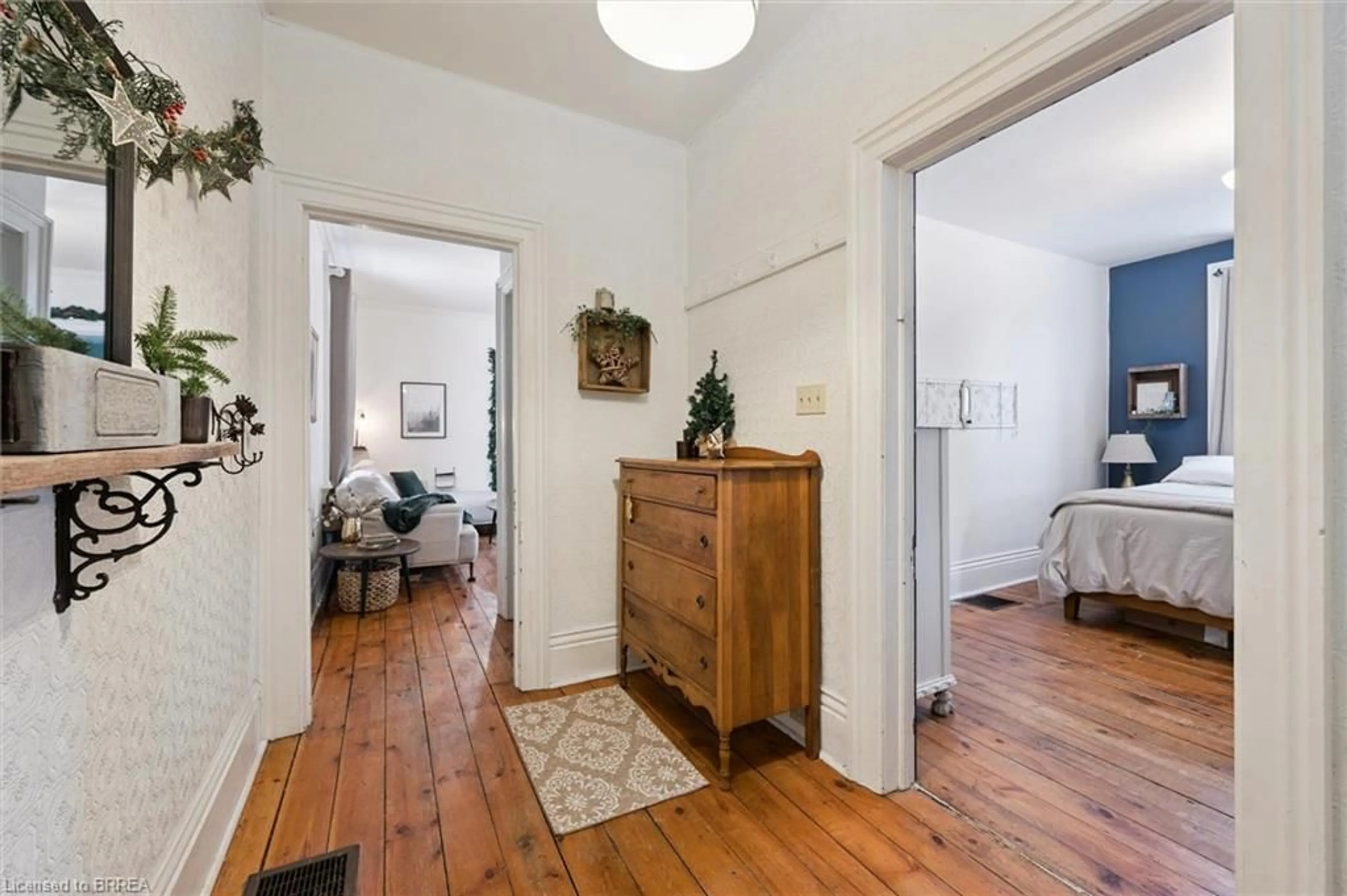 Indoor entryway for 17 Ball St, Paris Ontario N3L 1W8