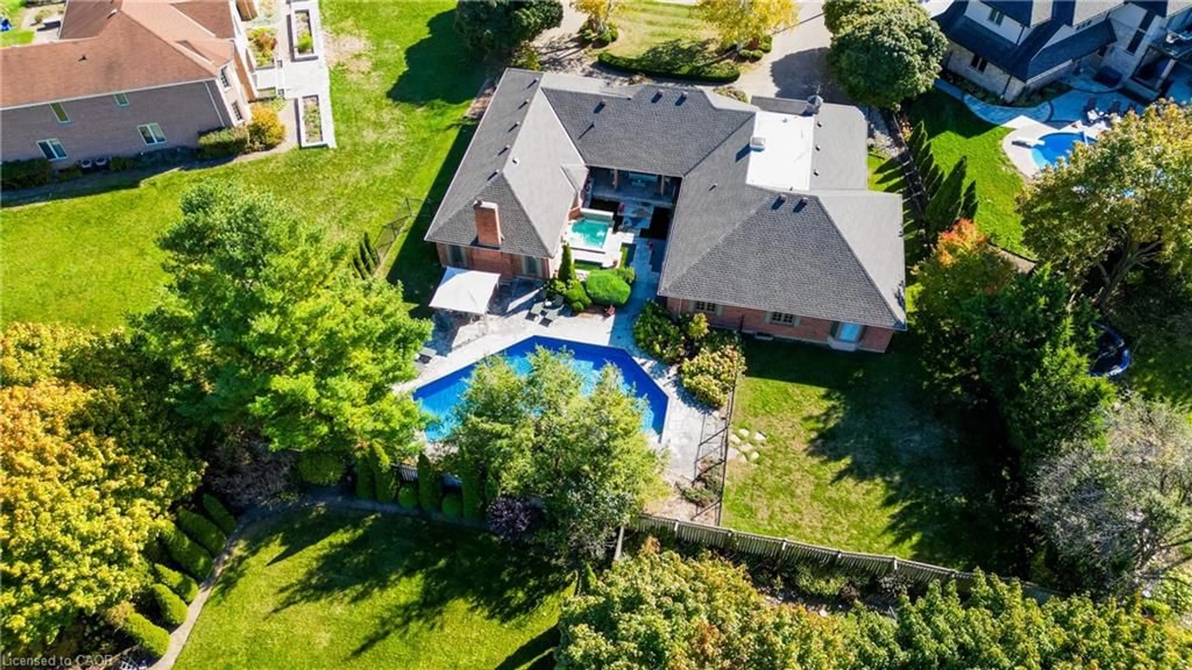 A pic from outside/outdoor area/front of a property/back of a property/a pic from drone, street for 592 Manorwood Crt, Waterloo Ontario N2K 3L7