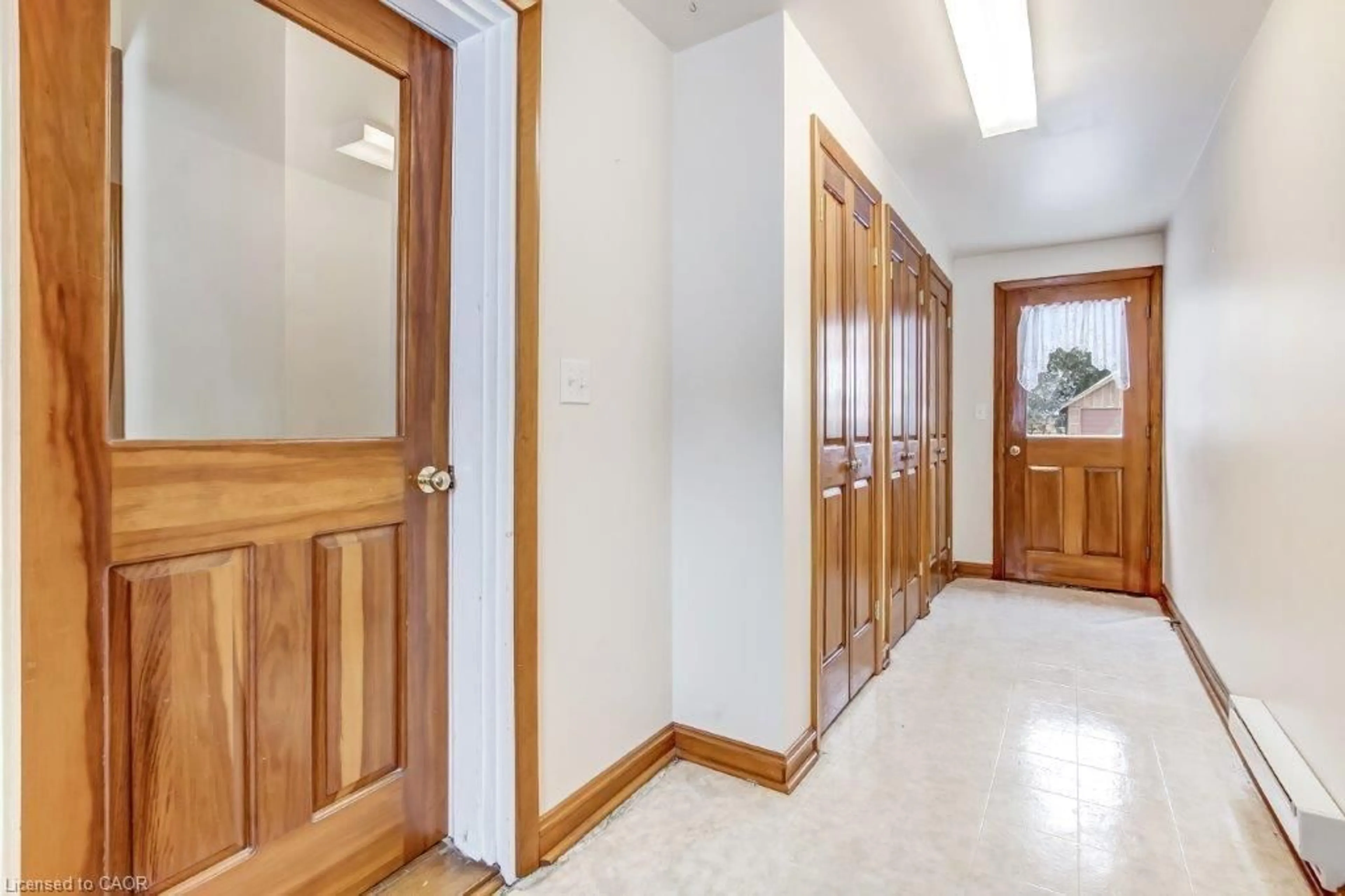 Indoor foyer for 20 Big Creek Dr, Delhi Ontario N4B 2N7