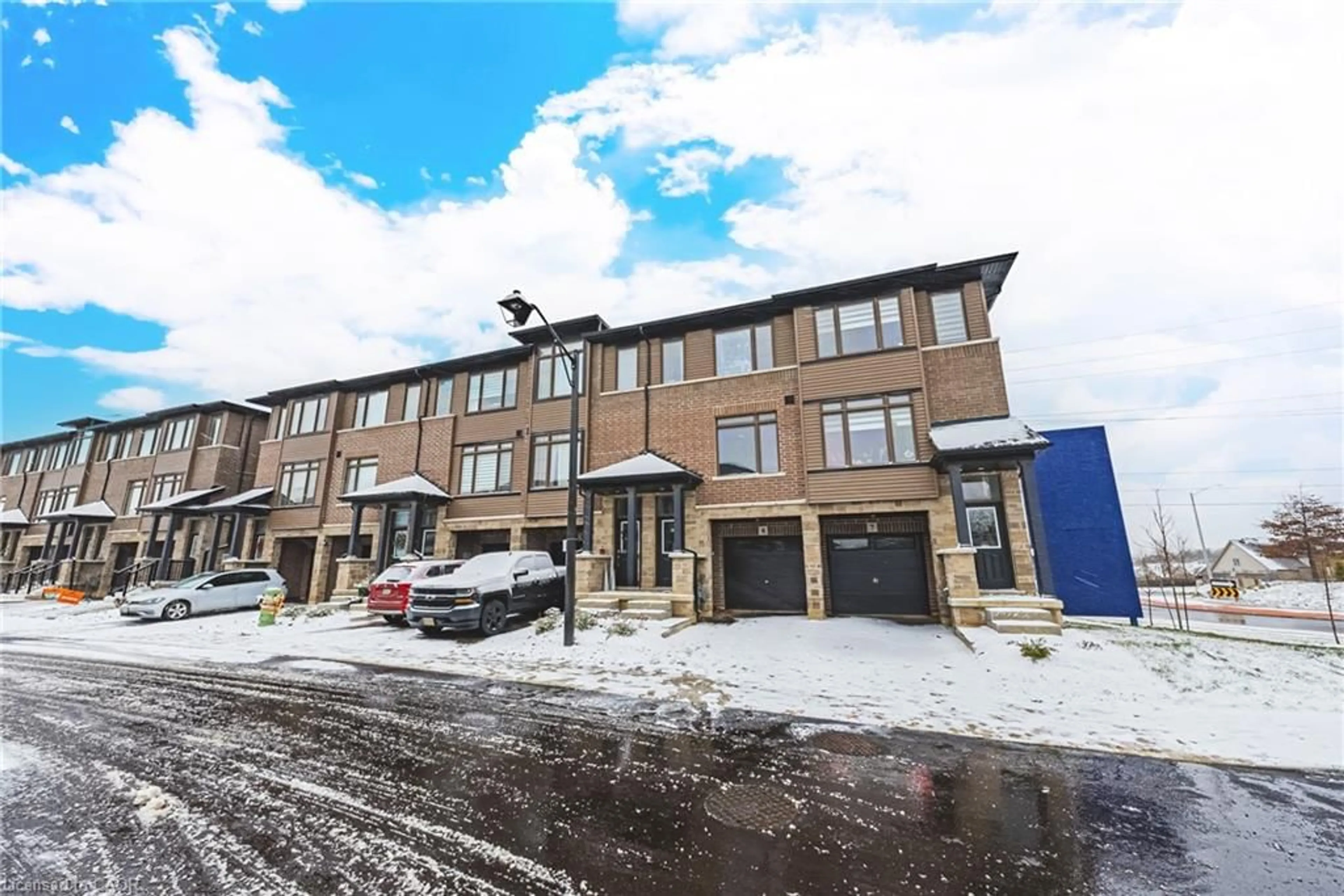 A pic from outside/outdoor area/front of a property/back of a property/a pic from drone, building for 120 Court Dr #8, Paris Ontario N3L 0N2