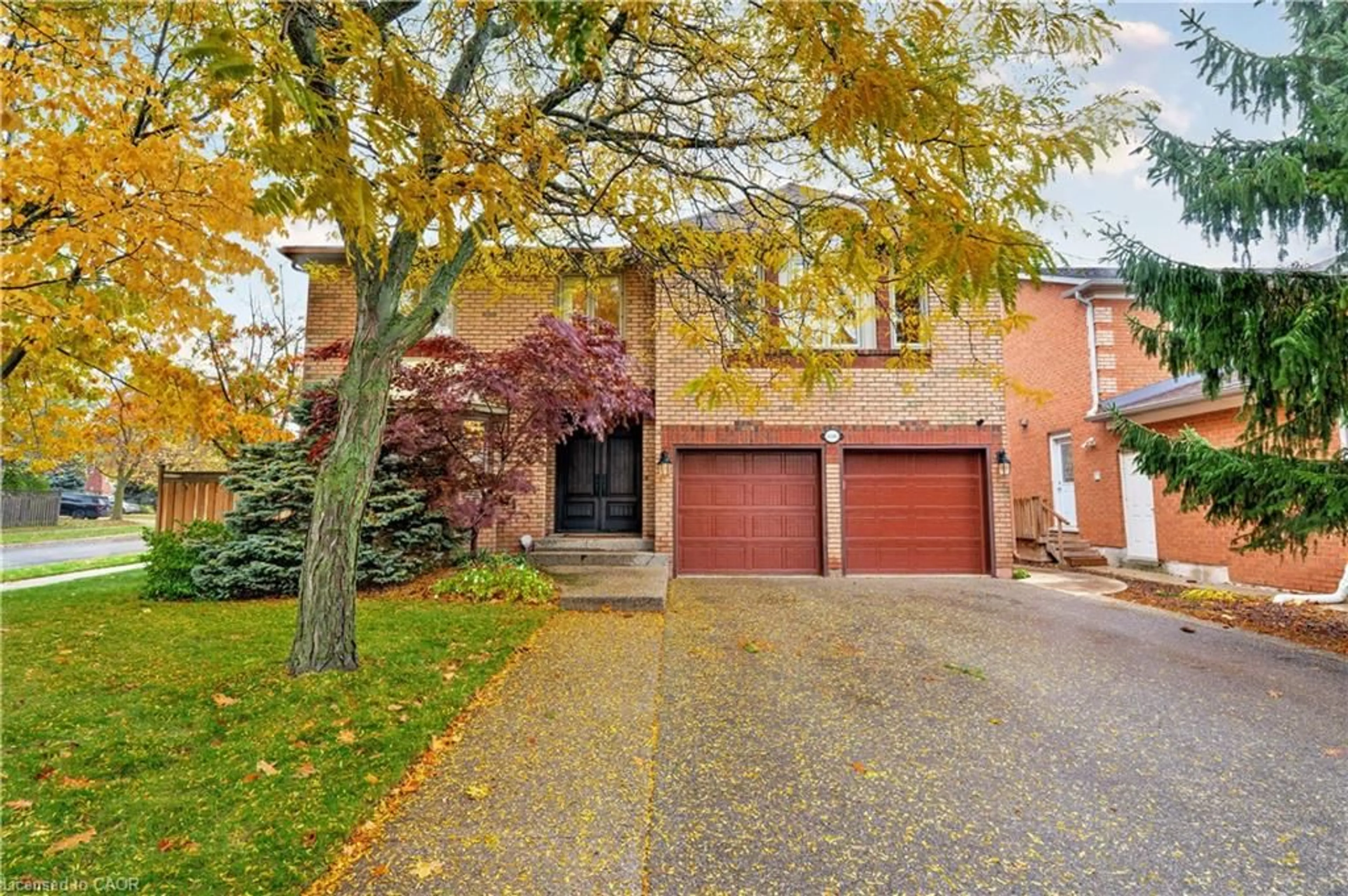 Home with brick exterior material, street for 1586 Heritage Way, Oakville Ontario L6M 2Z5
