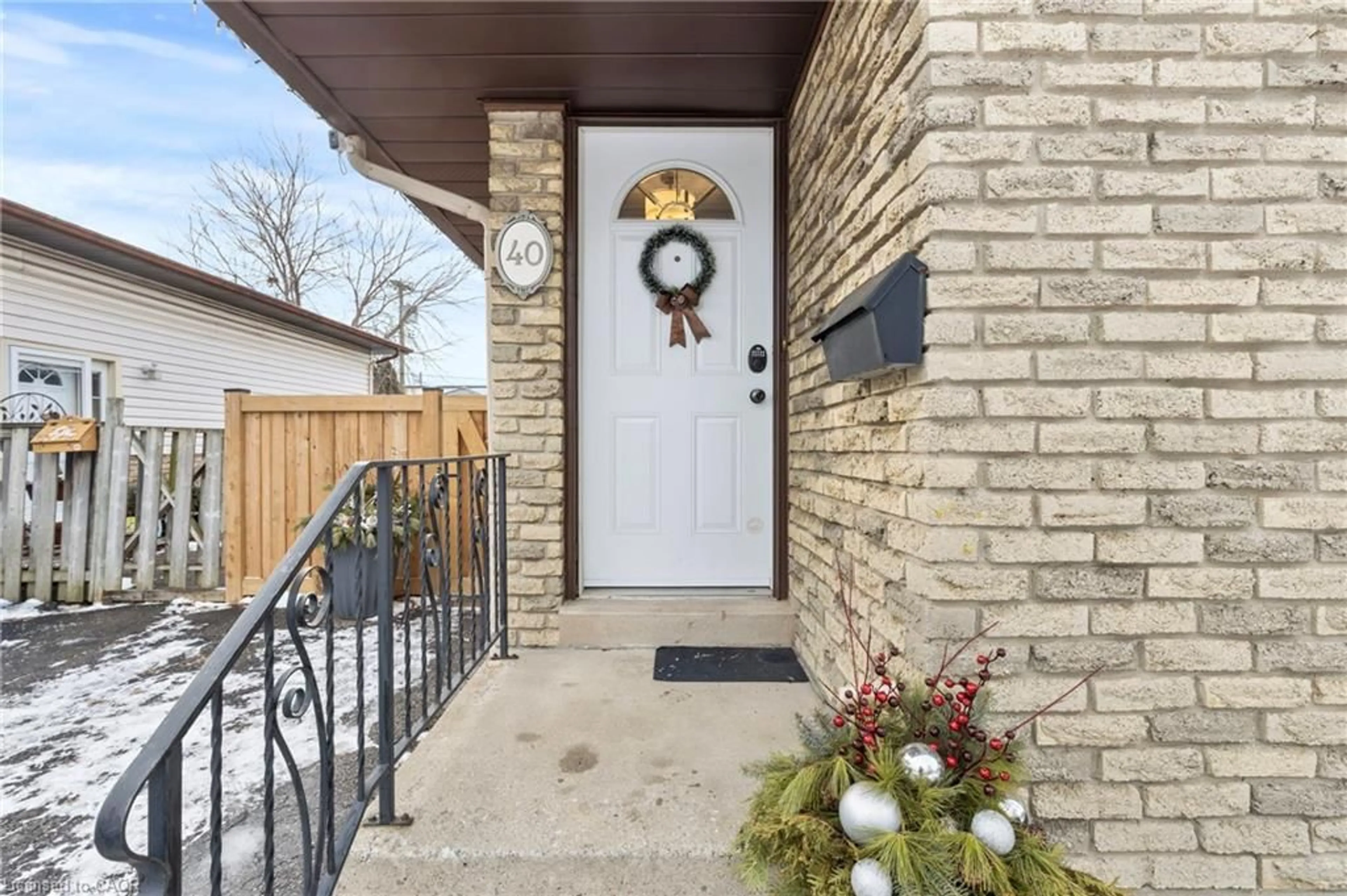 Indoor entryway for 40 Bula Dr, St. Catharines Ontario L2N 6R6